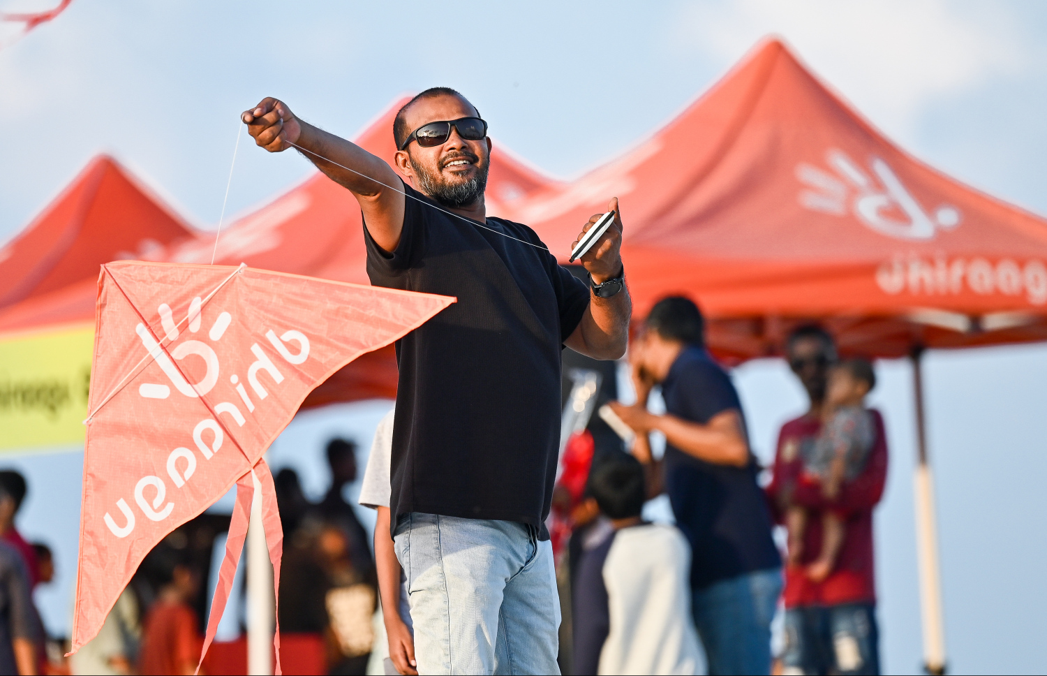 ހުޅުމާލެ 2 ގެ ދިރާގު ބީޗުގައި ބޭއްވި ދިރާގު ގުޑި ފެސްޓުގައި މީހަކު ގުޑި އަރުވަނީ.--- ފޮޓޯ: ފަޔާޒު މޫސާ | މިހާރު