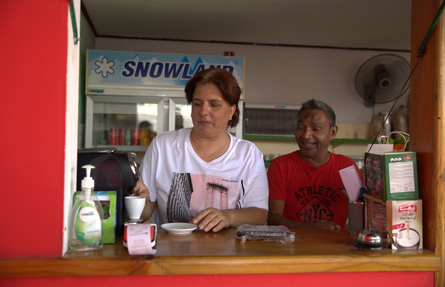 ބުރޫނާ ކެފޭގައި ފިރިމީހާއާ އެކު. -- ފޮޓޯ: މުހައްމަދު އައުސަފް | މިހާރު