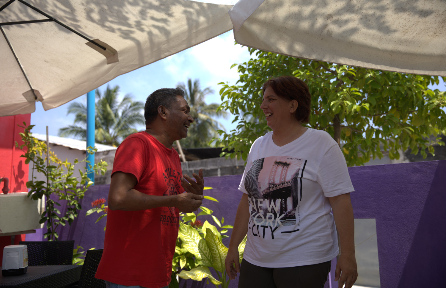 ބުރޫނާ، ފިރިމީހާ އިބްރާހިމާ އެކު ކެފޭގައި. -- ފޮޓޯ: މުހައްމަދު އައުސަފް | މިހާރު