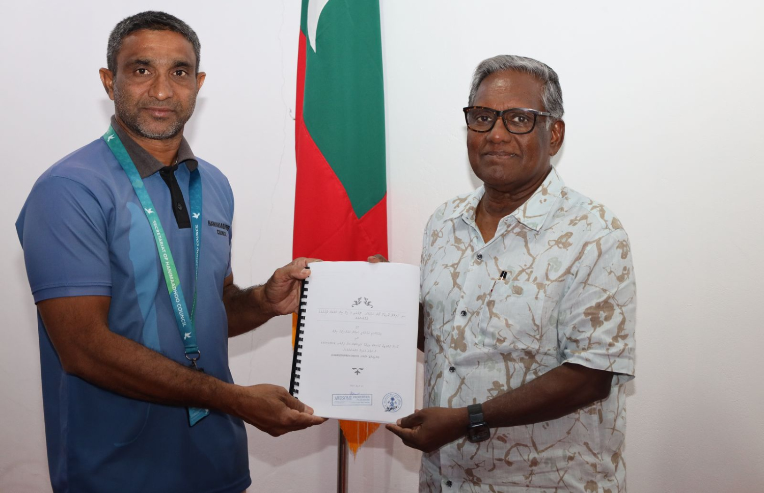 ހަނިމާދޫގެ 40،000 އަކަފޫޓުގެ ބިމެއްގައި ސިޓީ ހޮޓަލެއް އެޅުމަށް ހަނިމާދޫ ކައުންސިލުން ހަވާލުކުރި އެއްބަސްވުމުގައި ސޮއިކުރެއްވުމަށް ފަހު ކުރީގެ ރައީސް ޑރ. މުހައްމަދު ވަހީދު (ކ) އޯސަމް ޕްރޮޕަޓީޒްގެ ފަރާތުން އެއްބަސްވުމާ ހަވާލުވެ ވަޑައިގަންނަވަނީ. -- ފޮޓޯ: ހަނިމާދޫ ކައުންސިލް