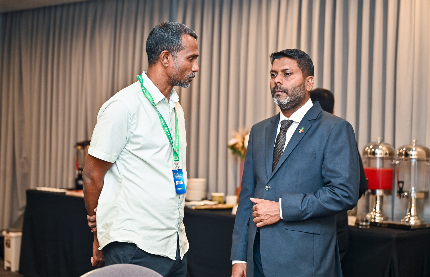 އެފްއޭއެމުން މާޗް މަހު ބޭއްވި ކޮންގްރެސް ޝަރަފުވެރިކޮށްދެއްވަން ވަޑައިގެން ސްޕޯޓްސް މިނިސްޓަރު ރާފިއު (ކ)، ކޮންގްރެސްގައި މަހިބަދޫ ސްޕޯޓްސްގެ މަންދޫބު ތޯރިގާ އެކު: --- ފޮޓޯ؛ ފަޔާޒު މޫސާ | މިހާރު