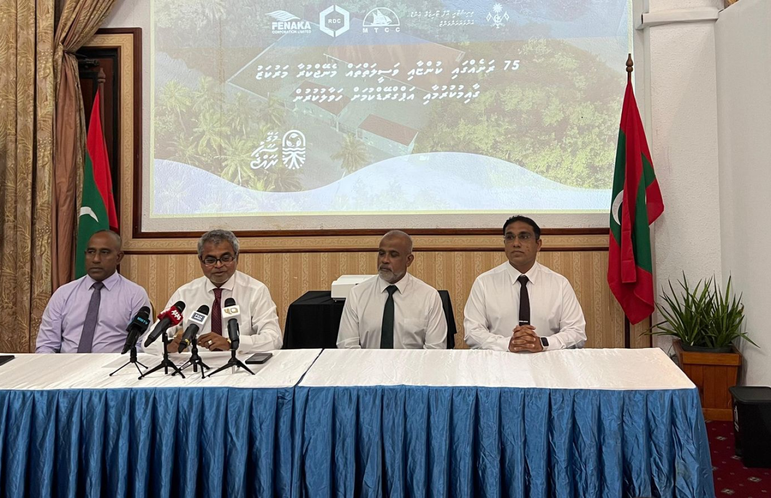 ރަށްރަށުގައި ކުނި މެނޭޖްކުރާ މަރުކަޒުތައް ގާއިމުކުރުމުގެ މަސައްކަތް ހަވާލުކުރުމަށް ބޭއްވި ރަސްމިއްޔާތުގައި މިނިސްޓަރު ތޯރިގު ނޫސްވެރިންނާ ވާހަކަ ދައްކަވަނީ.