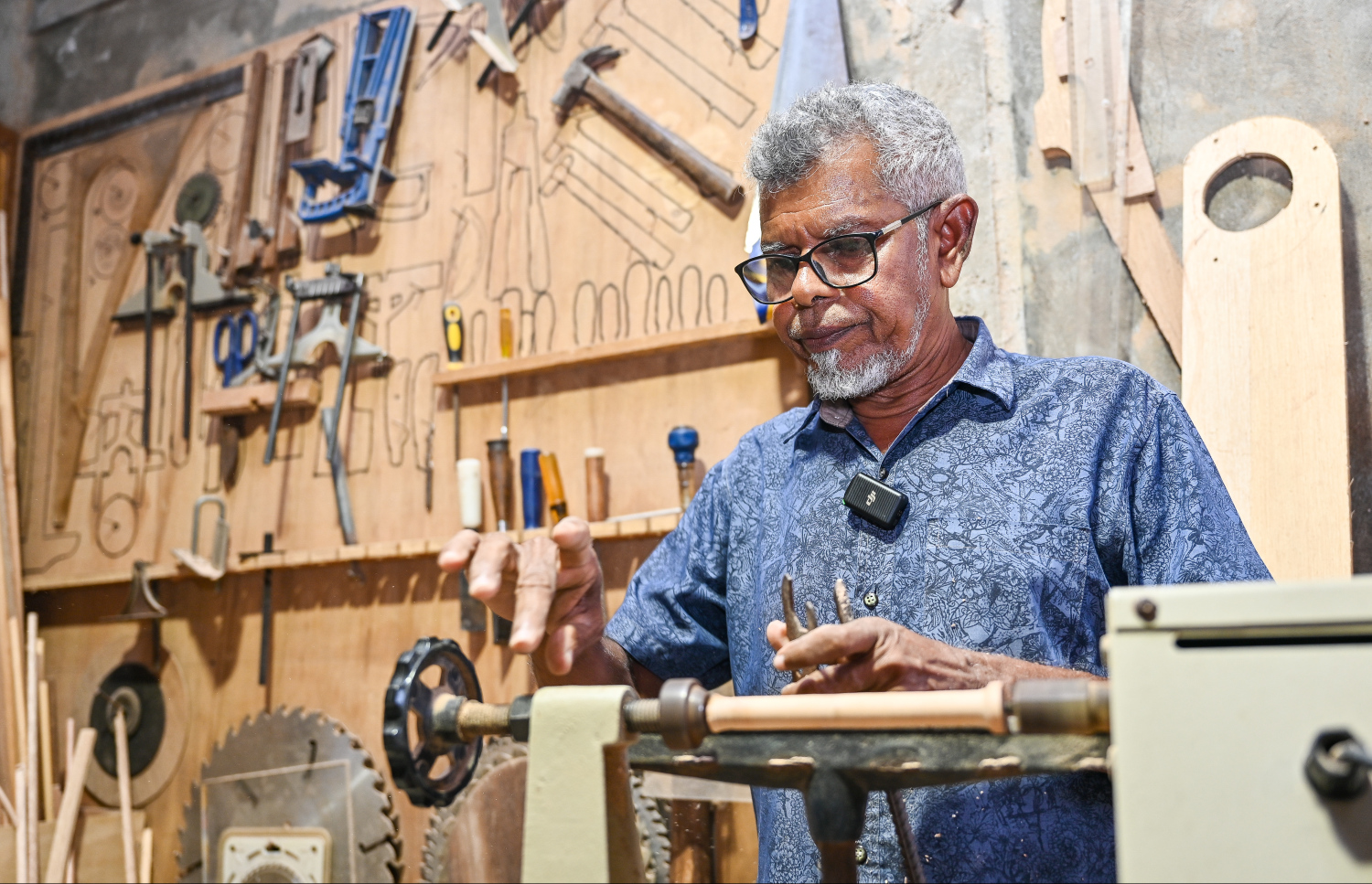 ތިނަދޫގައި ހިންގާ މުސްތަފާގެ "ޓެނޮން" ގައި އޭނާ ވަޑާމުގެ މަސައްކަތް ކުރަނީ: އެއީ މި ރަށުގައި ލަކުޑީގެ މަސައްކަތްކުރާ ހަމައެކަނި މީހާ.---ފޮޓޯ: ފަޔާޒު މޫސާ| މިހާރު