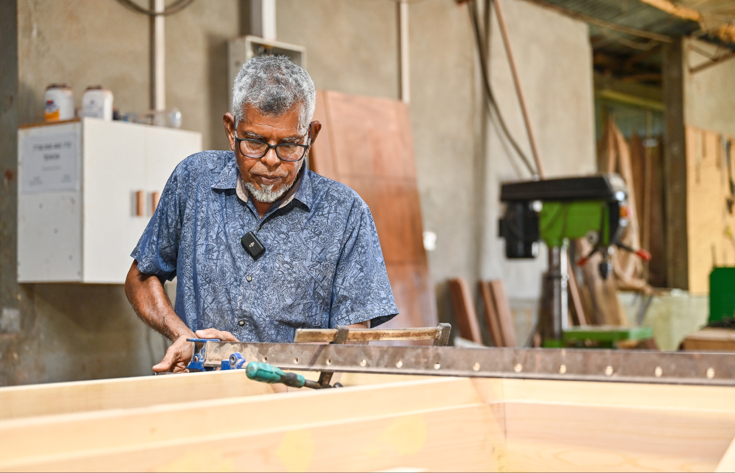 ތިނަދޫގައި ހިންގާ މުސްތަފާގެ "ޓެނޮން" ގައި އޭނާ ވަޑާން ކުރަނީ: އެއީ މި ރަށުގައި ލަކުޑީގެ މަސައްކަތްކުރާ ހަމައެކަނި މީހާ.---ފޮޓޯ: ފަޔާޒު މޫސާ| މިހާރު