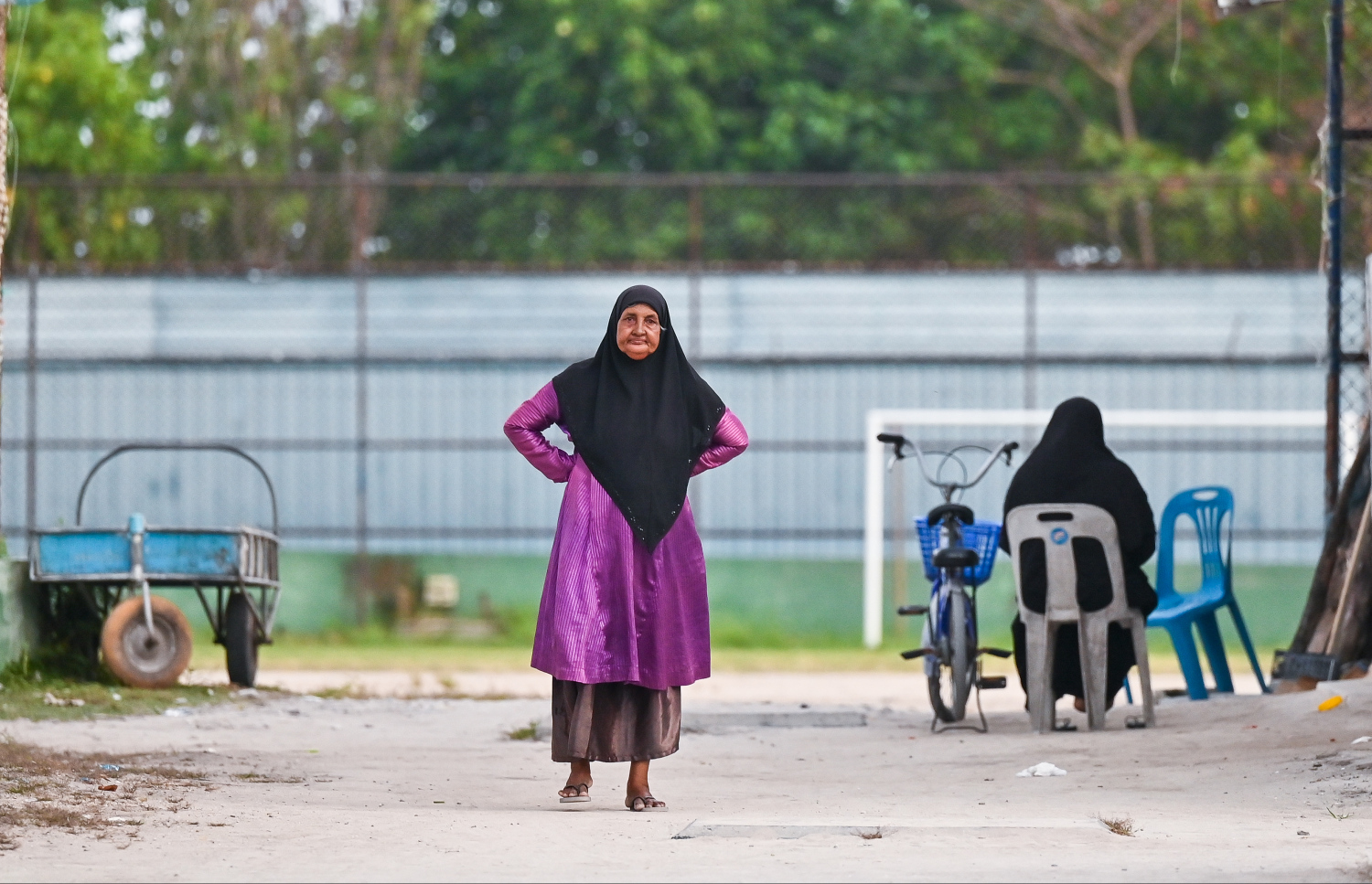 ނ. ހެނބަދޫ މަގަކުން ހިންގާފައި މީހަކު އަންނަނީ-- ފޮޓޯ: ފަޔާޒް މޫސާ / މިހާރު