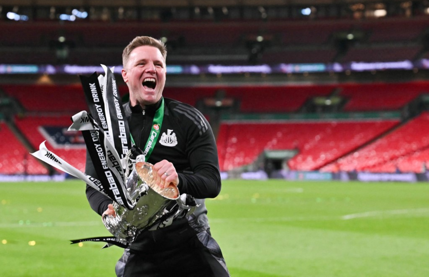 ނިއުކާސަލްގެ ކޯޗު އެޑީ ހައު، ލީގު ކަޕްގެ ތައްޓާ އެކު އުފާފާޅު ކުރަނީ --- ފޮޓޯ: އޭއެފްޕީ