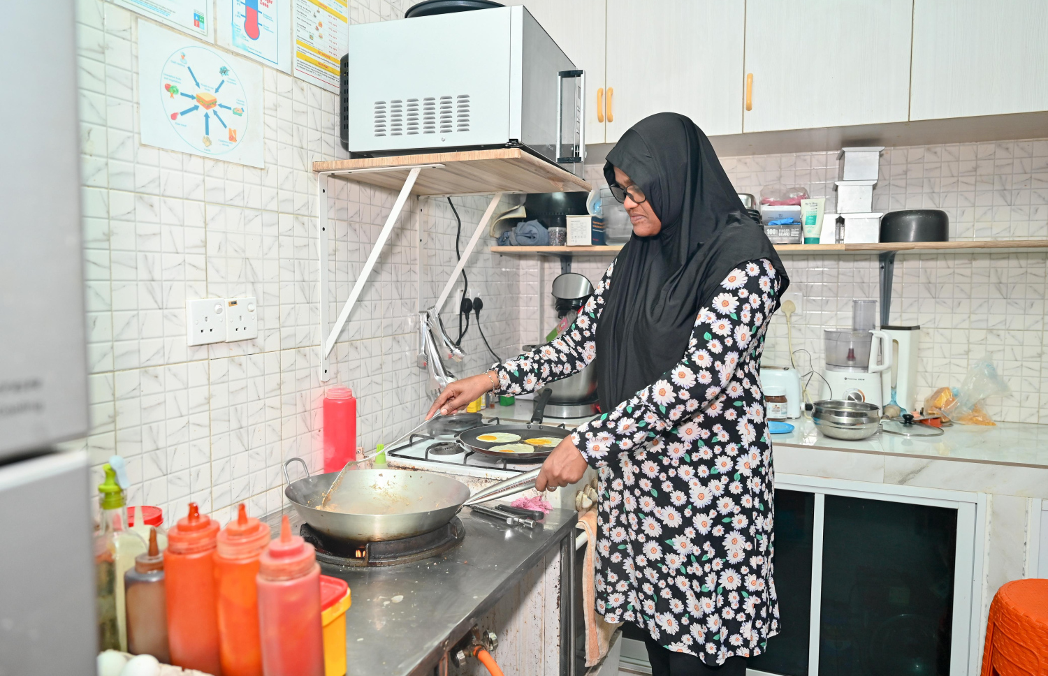 ހާޖަރާ، ރެސްޓޯރަންޓުގައި އޯޑަރަކަށް ކާއެއްޗެހި ތައްޔާރުކުރަނީ.--  ފޮޓޯ: ނިޝާން އަލީ | މިހާރު