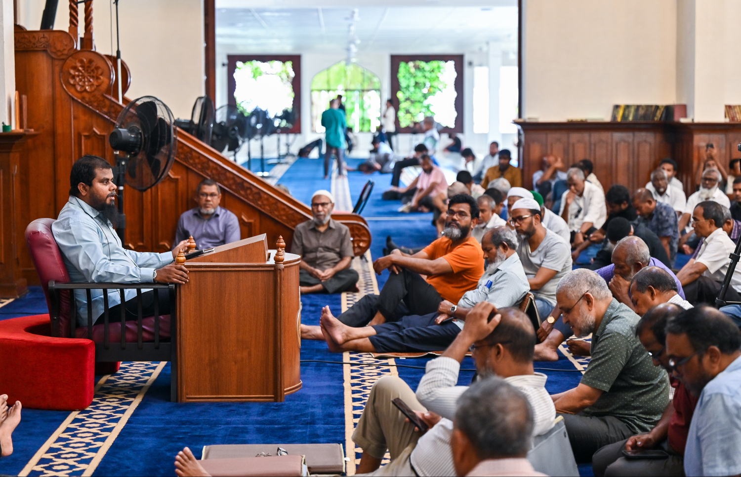 މާލޭގެ އިސްލާމީ މަރުކަޒުގައި އަސުރު ނަމާދަށް ފަހު ބޭއްވި ދަރުސެއް އަޑުއަހަން ބަޔަކު އިށީނދެގެން.---ފޮޓޯ: ފަޔާޒު މޫސާ| މިހާރު