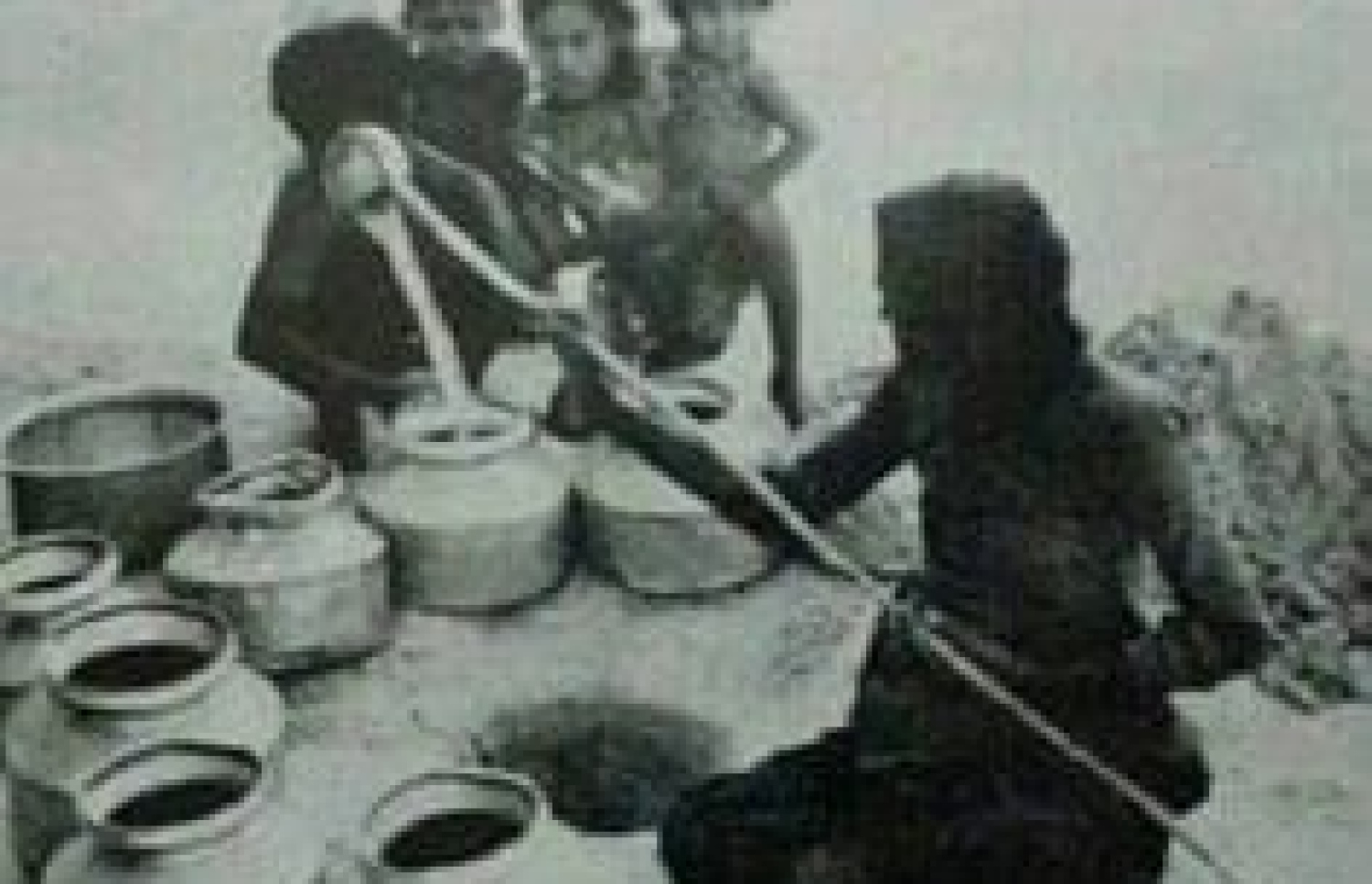 ތުޅާދޫގައި ވަޅަކުން ފެން ނަގަނީ. -- ފޮޓޯ: ރިއްސެއްޔޯ ތުޅާދޫ ފޭސްބުކް ޕޭޖް