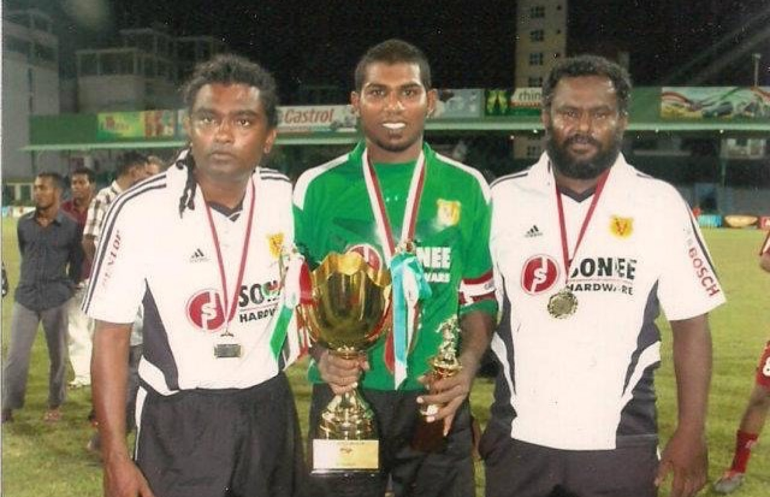 އިމްރާން ވިކްޓަރީ އަށް ކުޅުނު އިރު ގާނާ (ކ) އާއި އެ ކްލަބްގެ އޭރުގެ ކޯޗު ސުޒޭން (ވ) އާ އެކު ފޮޓޯ އަކަށް ހުއްޓިލައިގެން