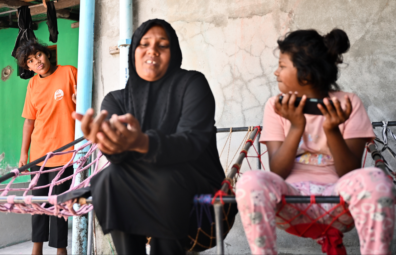 ފޯނު ހިފަހައްޓައިގެން ކުޑަދަރިފުޅު މަންމަ ދައްކާ ވާހަކައަށް ސަމާލުކަން ދީގެން. -- ފޮޓޯ: ފަޔާޒް މޫސާ | މިހާރު