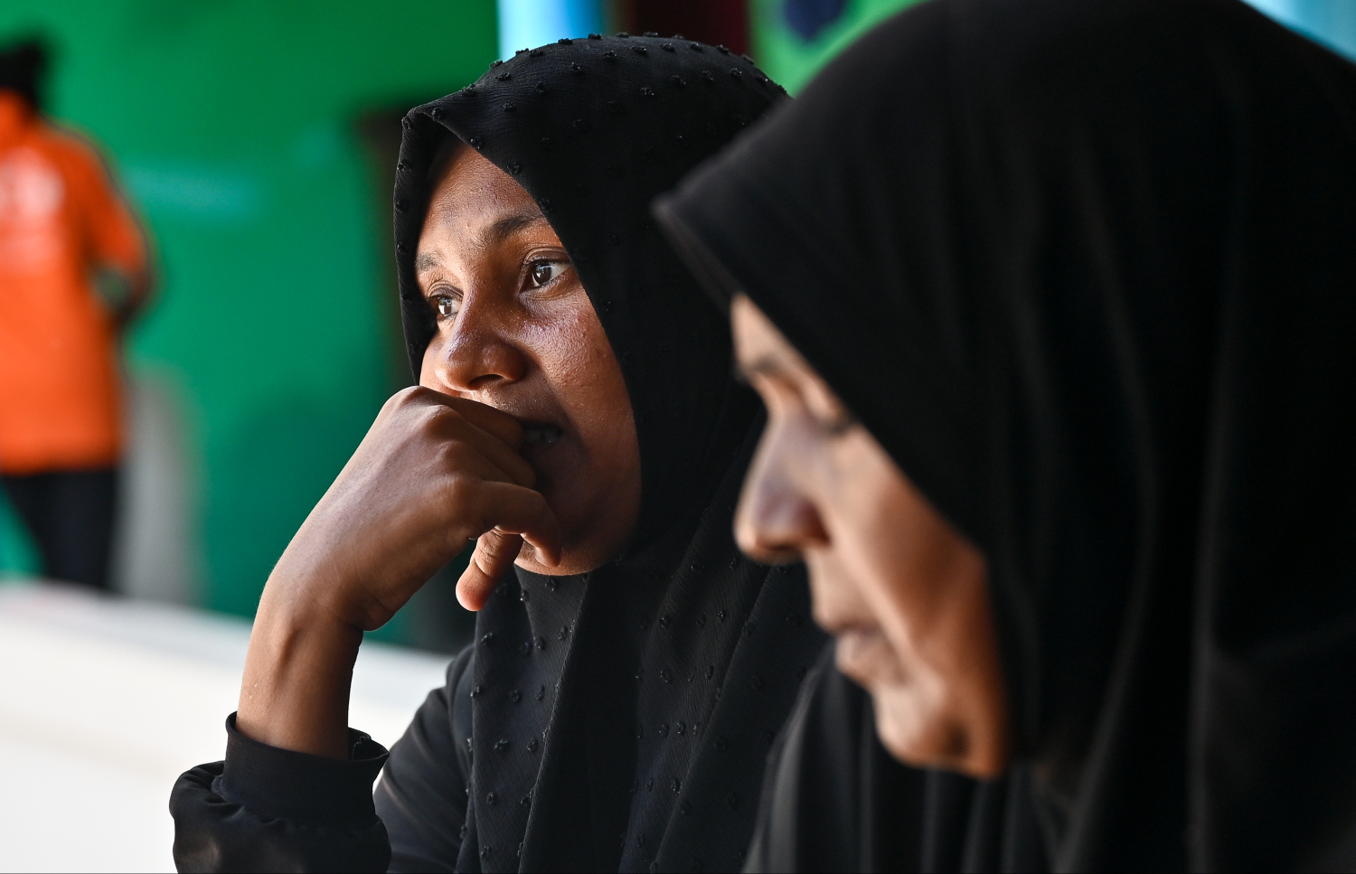 ދެ ކުދިންގެ ވާހަކަ މަންމަ ކިޔައިދެނީ. -- ފޮޓޯ: ފަޔާޒް މޫސާ | މިހާރު