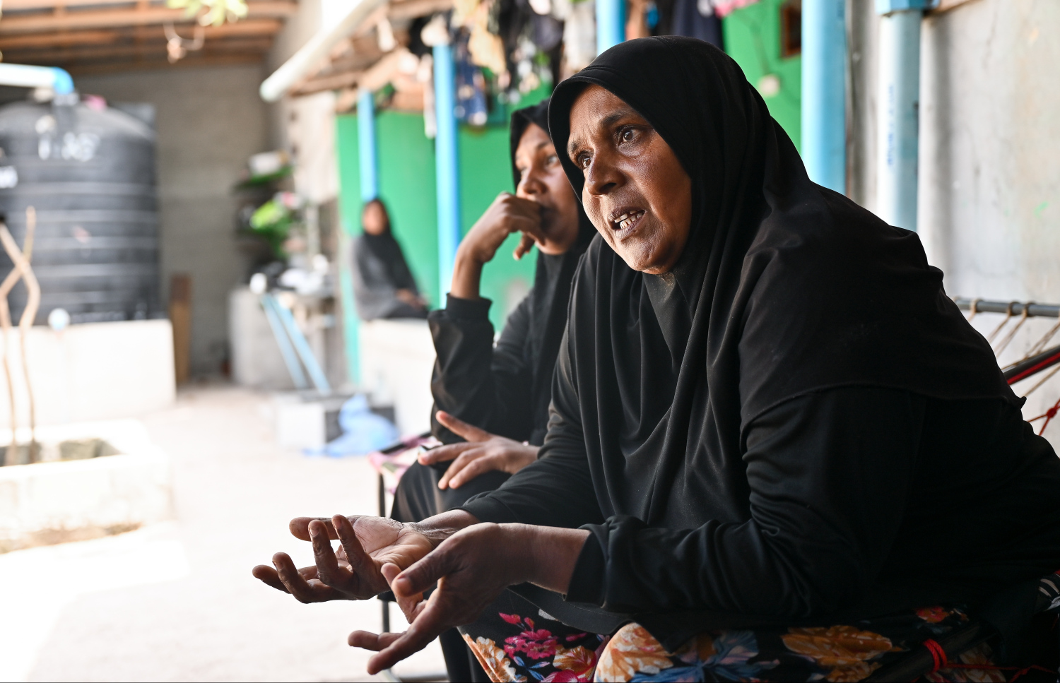 ދެ ކުދިން ބަލަމުން އަންނަ އުނދަގޫ ހާލަތު މާމަ ކިޔައިދެނީ. -- ފޮޓޯ: ފަޔާޒް މޫސާ | މިހާރު