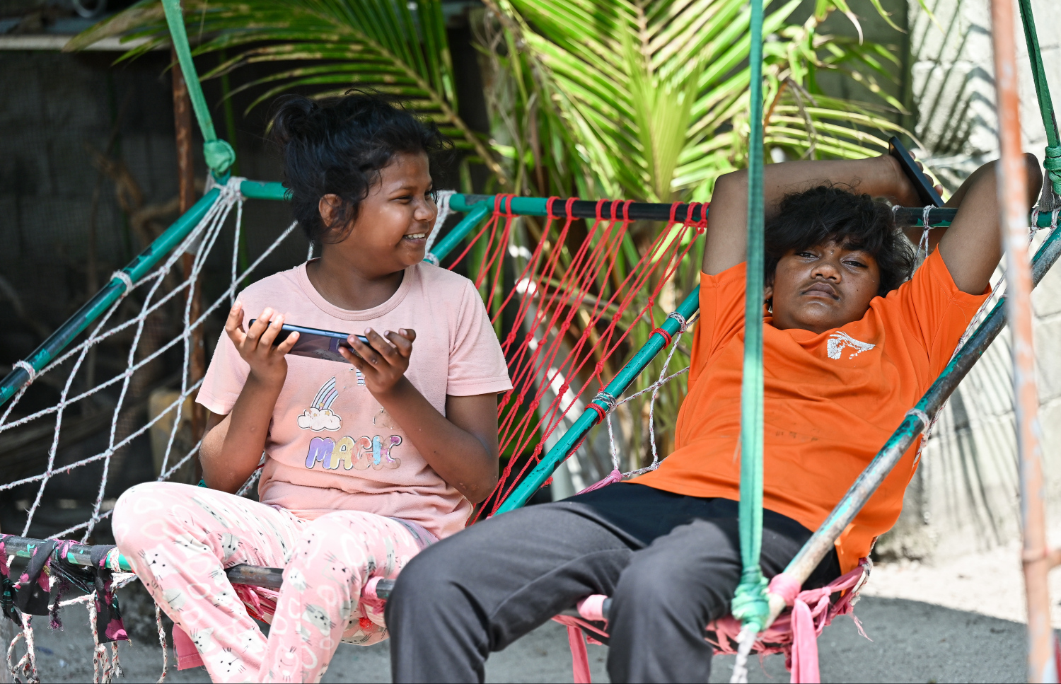 ދެ ކުދިން ޖޯލީގައި: މި ދެ ކުދިން ސްޕީޗް ތެރަޕީން ރަނގަޅު ކުރެވޭނެ ކަަމަށް ޑޮކްޓަރުން ބުންޏަސް ނެތީ އެ ތަނަވަސްކަން. -- ފޮޓޯ: ފަޔާޒް މޫސާ | މިހާރު