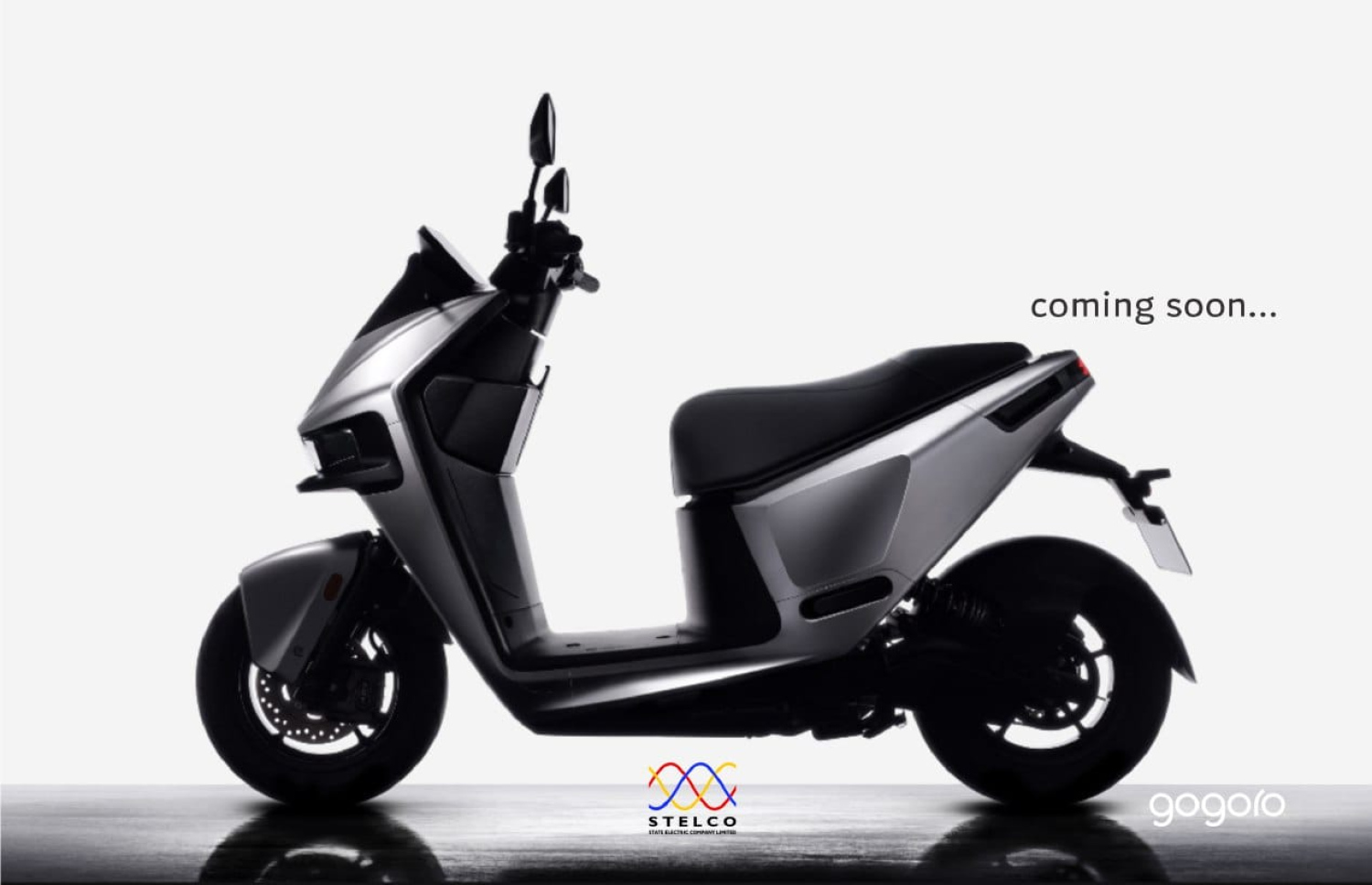 ސްޓެލްކޯއިން ގެނައި އިލެކްޓްރިކް ސައިކަލާއި އޭގެ ބެޓްރި ސްޓޭޝަނެއް. --- ފޮޓޯ: ސްޓެލްކޯ