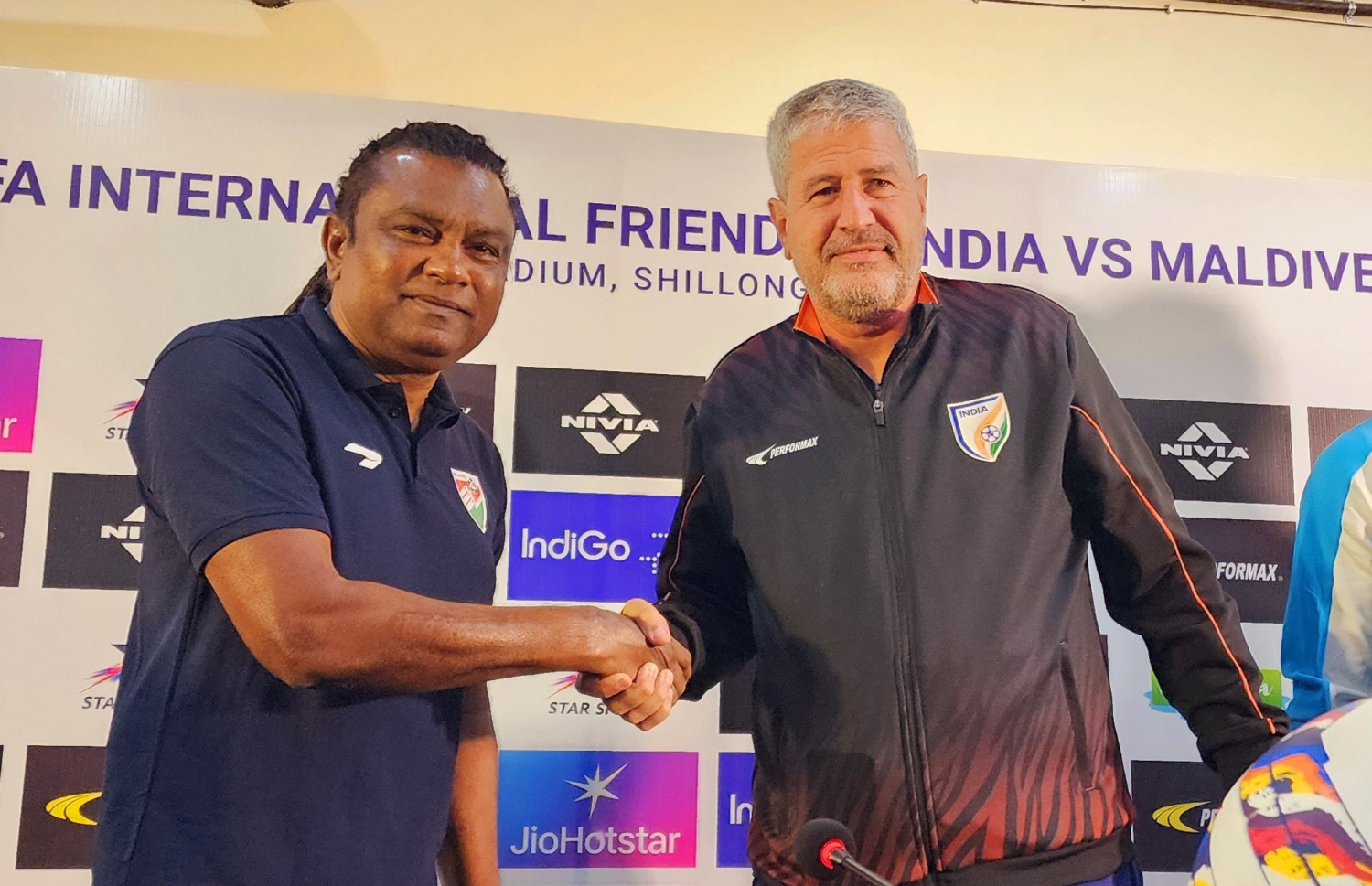 އިންޑިއާގެ ކޯޗު މަނޯލޯ މާކޭޒާ އެކު ސުޒޭން. --- ފޮޓޯ: އޭއައެފްއެފް