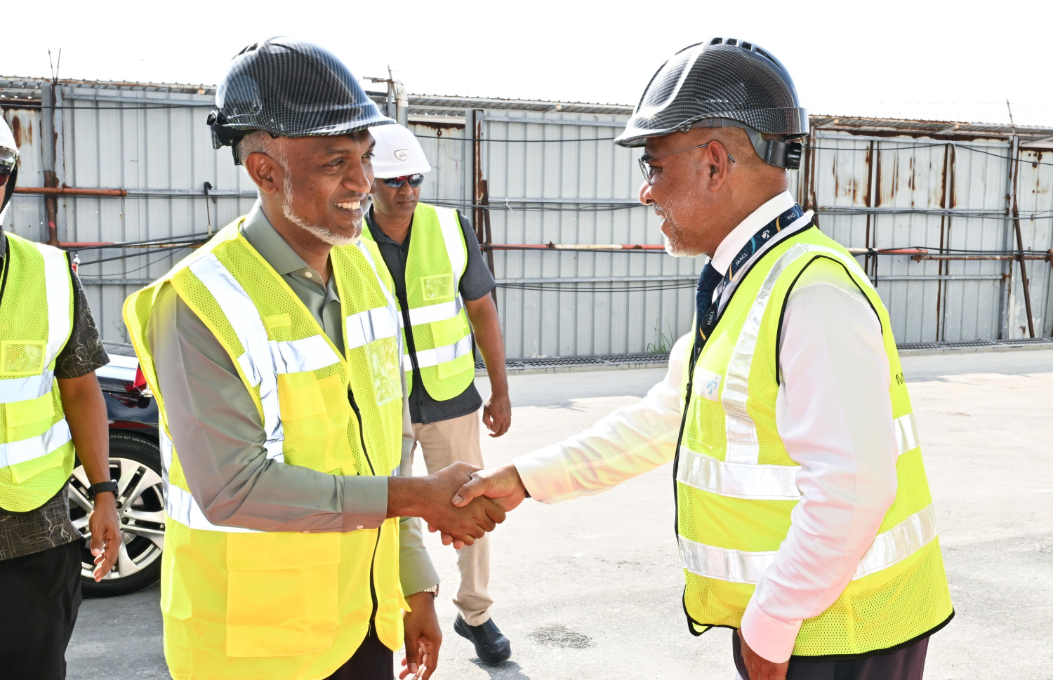 ވީއައިއޭގެ އާ ޓާމިނަލްގެ މަސައްކަތް ކުރިއަށް ގެންދާ ގޮތް ބައްލަވާލެއްވުމަށް ރައީސް މުއިއްޒު ވަޑައިގަތުމުން އެމްއޭސީއެލްގެ ސީއީއޯ އިބްރާހިމް ޝަރީފް މަރުހަބާ ދަންނަވަނީ.--- ފޮޓޯ: ރައީސް އޮފީސް