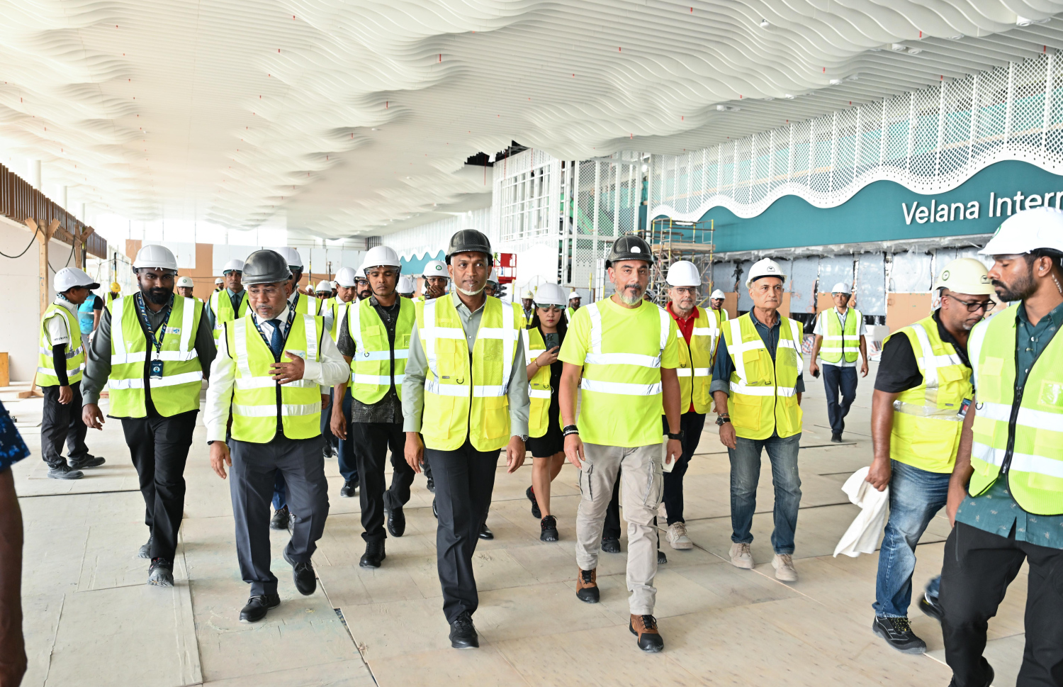 ރައީސް މުއިއްޒު ވީއައިއޭގެ އާ ޓާމިނަލްގެ މަސައްކަތް ބައްލަވައިލައްވާއިރު، އެ ޓާމިނަލްގެ މަސައްކަތް ކުރާ ސައުދީ ބިންލާދިން ގްރޫޕުގެ އިސްވެރިން ރައީސަށް މައުލޫމާތު ދެއްވަނީ.--- ފޮޓޯ: ރައީސް އޮފީސް