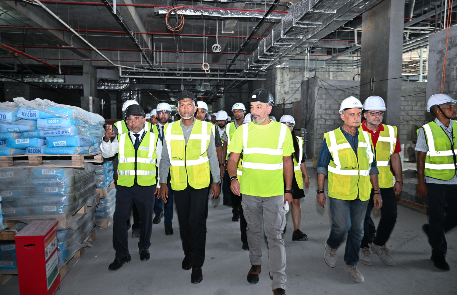 ރައީސް މުއިއްޒު ވީއައިއޭގެ އާ ޓާމިނަލްގެ މަސައްކަތް ބައްލަވައިލައްވާއިރު، އެ ޓާމިނަލްގެ މަސައްކަތް ކުރާ ސައުދީ ބިންލާދިން ގްރޫޕުގެ އިސްވެރިން ރައީސަށް މައުލޫމާތު ދެއްވަނީ.--- ފޮޓޯ: ރައީސް އޮފީސް