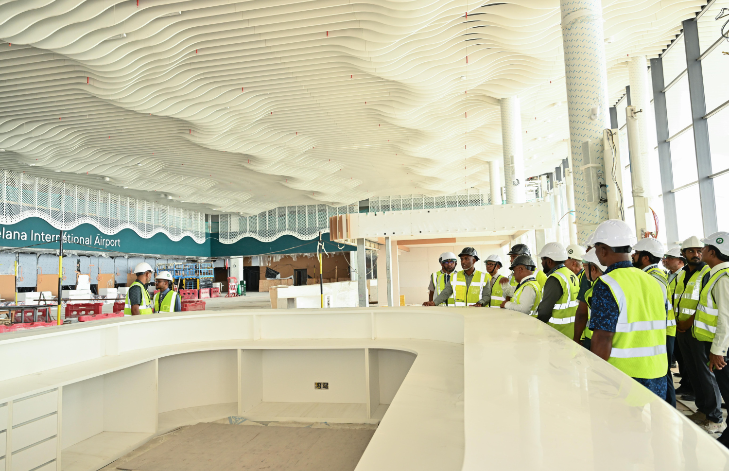 ރައީސް މުއިއްޒު ވީއައިއޭގެ އާ ޓާމިނަލްގެ މަސައްކަތް ބައްލަވައިލައްވާއިރު، އެ ޓާމިނަލްގެ މަސައްކަތް ކުރާ ސައުދީ ބިންލާދިން ގްރޫޕުގެ އިސްވެރިން ރައީސަށް މައުލޫމާތު ދެއްވަނީ.--- ފޮޓޯ: ރައީސް އޮފީސް