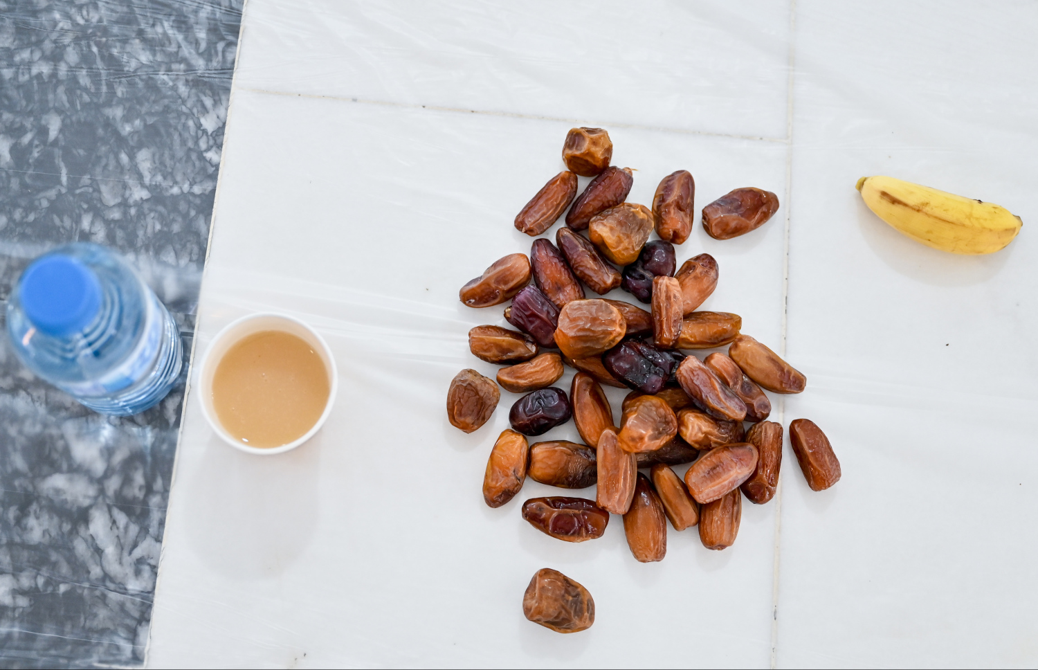 ރޯދަވީއްލުމަށް ބޭނުންވާ ކަދުރާ ބައެއް ކާއެއްޗެހި އިސްލާމީ މަރުކަޒުގެ ގޯތިތެރޭގައި އަތުރާލާފައި.--- ފޮޓޯ: ފަޔާޒު މޫސާ | މިހާރު