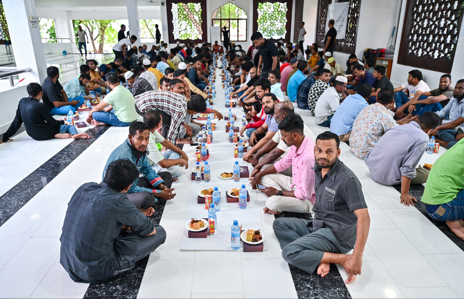 ރާއްޖޭގައި މަސައްކަތްކުރާ ގިނަ އަދަދެއްގެ ބިދޭސީ މަސައްކަތްތެރިން އިސްލާމީ މަރުކަޒުގެ ގޯތިތެރޭގައި ރޯދަވީއްލަން ތައްޔާރު ވެގެން: ރޯދަމަހު މިސްކިތްތަކަށް ރޯދަ ވީއްލަންދާ މީހުންގެ ތެރެއިން ގިނައީ ބިދޭސީން.--- ފޮޓޯ: ފަޔާޒު މޫސާ | މިހާރު