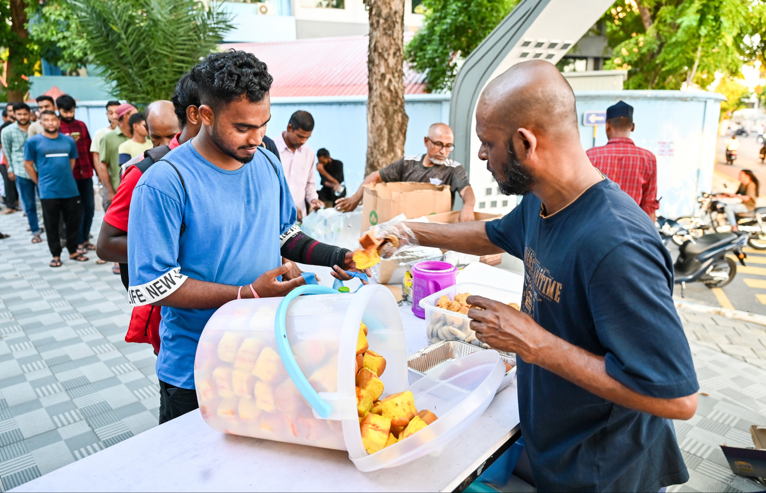 ރޯދަ ވީއްލަން ދިޔަ ބަޔަކަށް ވިޔަފާރިވެރިންގެ މިސްކިތުން ހެދިކާ އާއި ޖޫސް ބަހަނީ: ރޯދަވީއްލަން ބޭނުންވާ ކާބޯތަކެތި މިސްކިތްތަކަށް ހަދިޔާކުރަނީ ވިޔަފާރިވެރިންނާއި ހެޔޮ އެދޭ އަމިއްލަ މީސްމީހުން.--- ފޮޓޯ؛ ފަޔާޒު މޫސާ | މިހާރު