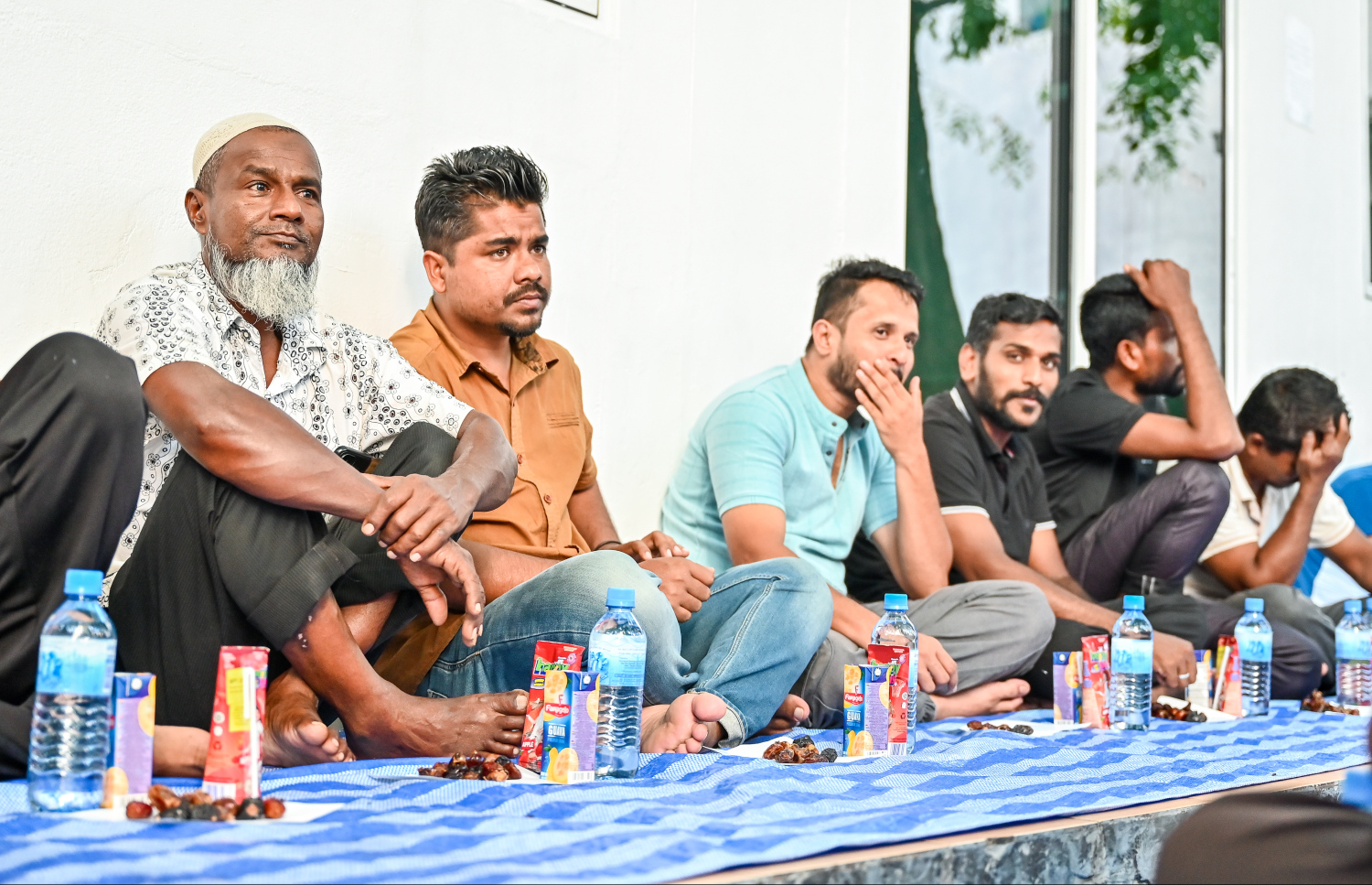 މާލޭގެ މިސްކިތެއްގައި ރޯދަވީއްލުމަށް ބަޔަކު ތައްޔާރު ވަނީ: މިސްކިތްތަކަށް ރޯދަވީއްލަންދާ މީހުންގެ ތެރޭގައި ގިނައީ ބިދޭސީން.--- ފޮޓޯ: ފަޔާޒު މޫސާ | މިހާރު