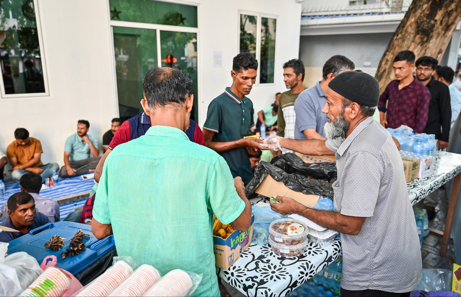 ރޯދަވީއްލަން މިސްކިތަކަށް ދިޔަ ބަޔަކަށް ކަދުރު ބަހަނީ.--- ފޮޓޯ: ފަޔާޒު މޫސާ | މިހާރު