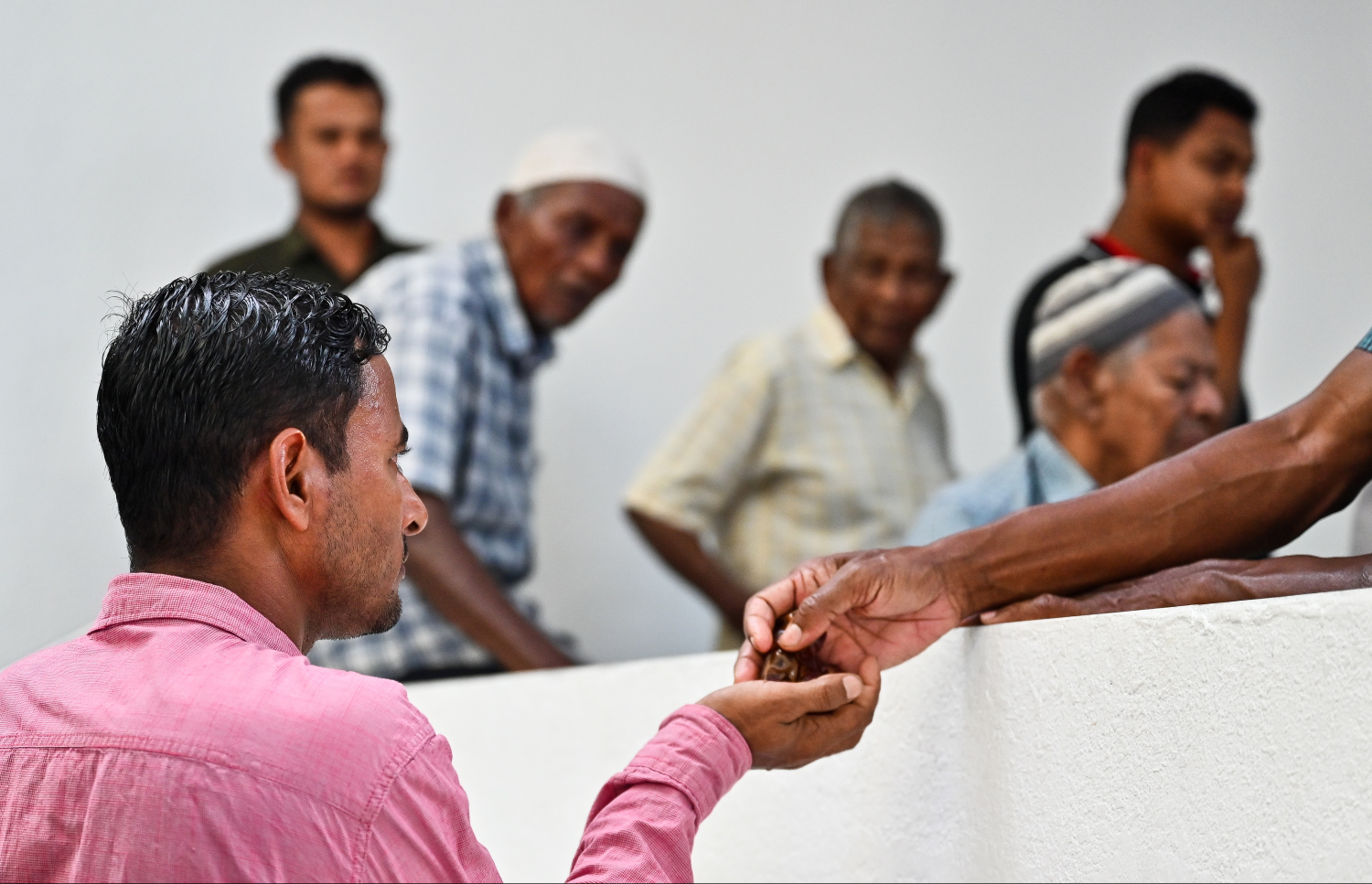 ރޯދަވީއްލަން މިސްކިތަކަށް ދިޔަ ބަޔަކަށް ކަދުރު ބަހަނީ: ރޯދަވީއްލަން ބޭނުންވާ ކާބޯތަކެތި މިސްކިތްތަކަށް ހަދިޔާ ކުރަނީ ވިޔަފާރިވެރިންނާއި ހެޔޮ އެދޭ އަމިއްލަ މީސްމީހުން.--- ފޮޓޯ: ފަޔާޒު މޫސާ | މިހާރު