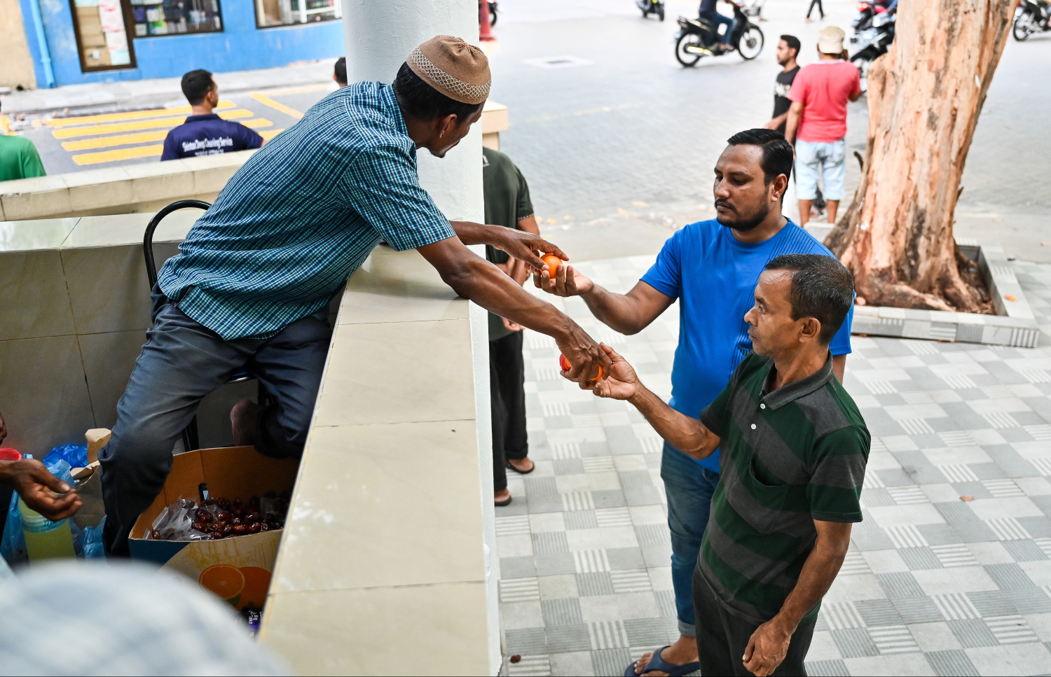 ރޯދަވީއްލަން މިސްކިތަކަށް ދިޔަ ބަޔަކަށް ހެދިކާ އާއި އޮރެންޖު ބަހަނީ.--- ފޮޓޯ: ފަޔާޒު މޫސާ | މިހާރު