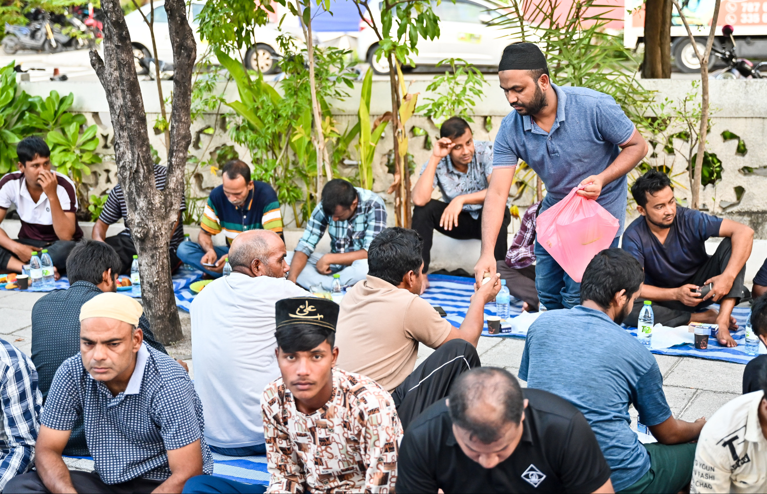 ރޯދަވީއްލަން މިސްކިތަކަށް ދިޔަ ބަޔަކަށް ހެދިކާ އާއި ޖޫސް ބަހަނީ: ރޯދަ ވީއްލަން ބޭނުންވާ ކާބޯތަކެތި މިސްކިތްތަކަށް ހަދިޔާކުރަނީ ފިހާރަތަކުންނާއި ހެޔޮ އެދޭ އަމިއްލަ މީސްމީހުން.--- ފޮޓޯ؛ ފަޔާޒު މޫސާ | މިހާރު