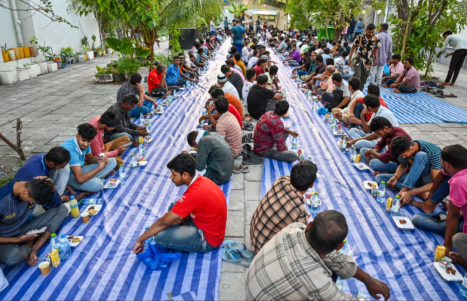 ރާއްޖޭގައި މަސައްކަތްކުރާ ގިނަ އަދަދެއްގެ ބިދޭސީ މަސައްކަތްތެރިން ހުޅުމާލޭ މިސްކިތެއްގެ ގޯތިތެރޭގައި ރޯދަ ވީއްލަން ތައްޔާރު ވެގެން: ރަމަޟާން މަހު މިސްކިތްތަކަށް ރޯދަ ވީއްލަންދާ މީހުންގެ ތެރެއިން ގިނައީ ބިދޭސީން .--- ފޮޓޯ: ފަޔާޒު މޫސާ | މިހާރު