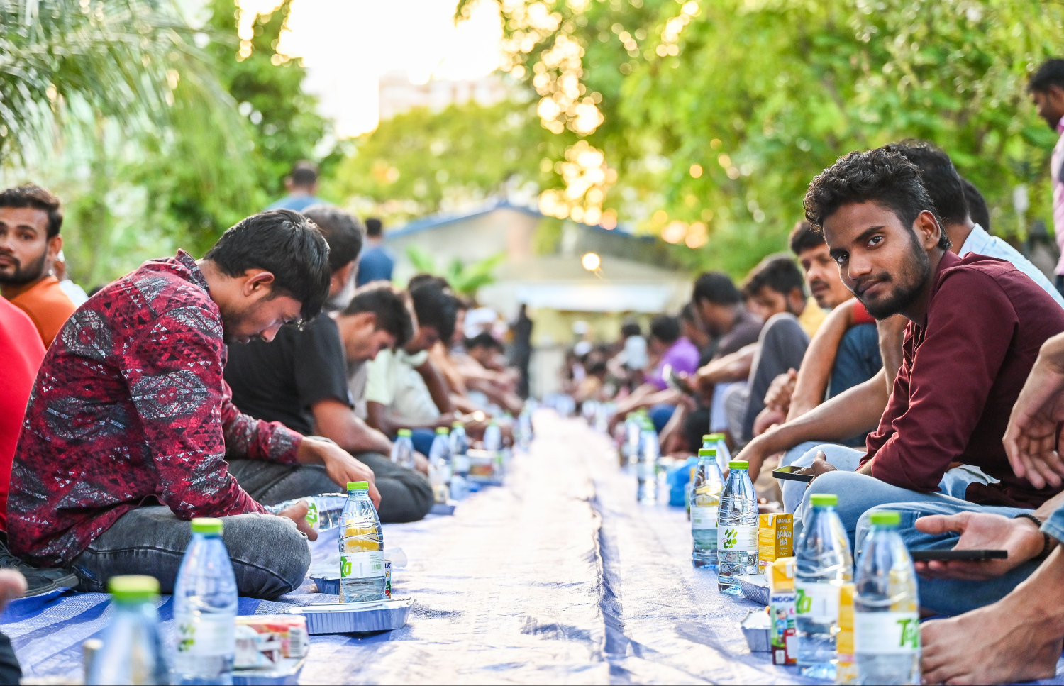 ރާއްޖޭގައި މަސައްކަތްކުރާ ގިނަ އަދަދެއްގެ ބިދޭސީ މަސައްކަތްތެރިން ހުޅުމާލޭ މިސްކިތެއްގެ ގޯތިތެރޭގައި ރޯދަވީއްލަން ތައްޔާރު ވެގެން.--- ފޮޓޯ: ފަޔާޒު މޫސާ | މިހާރު