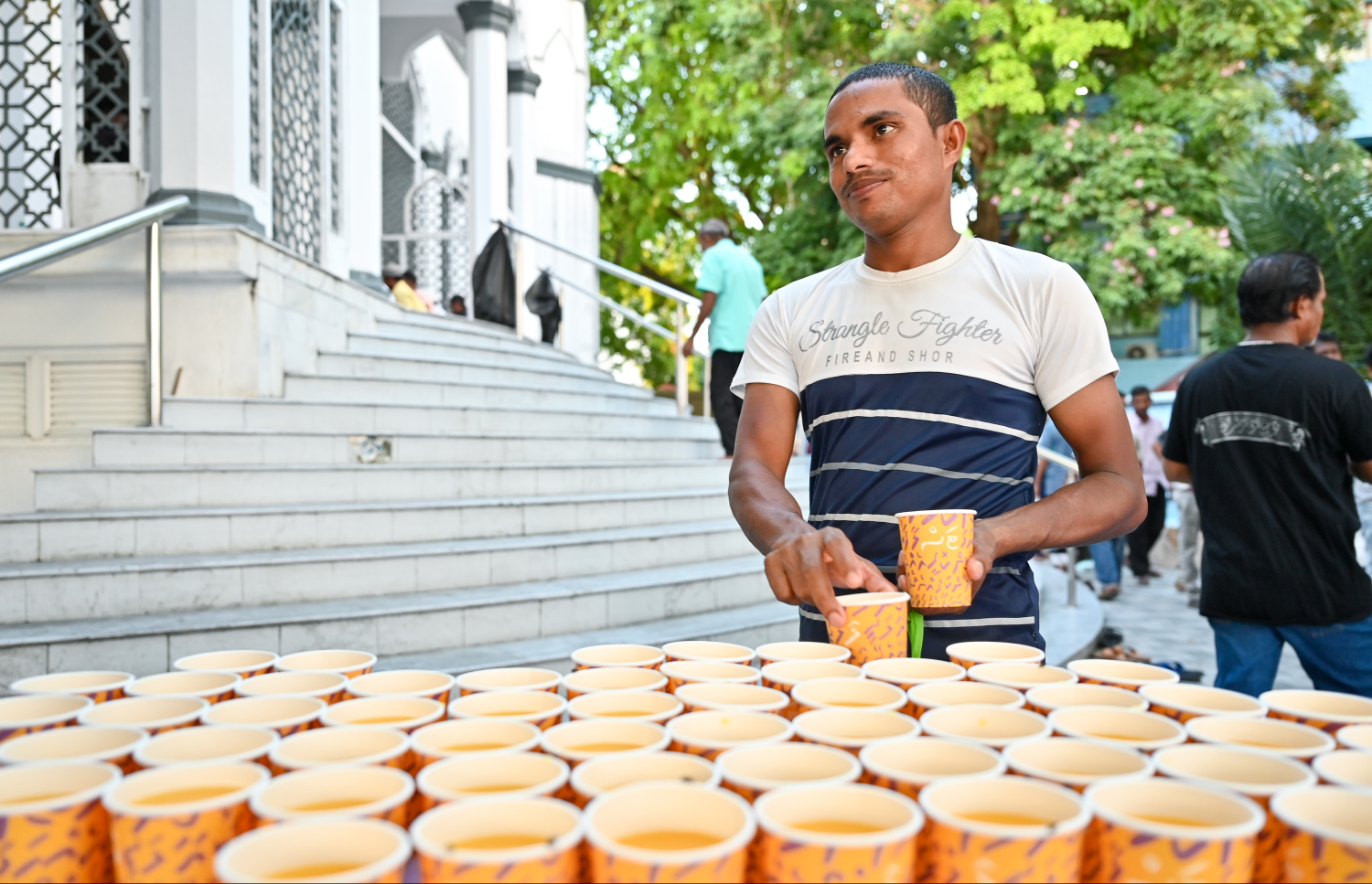ވިޔަފާރިވެރިންގެ މިސްކިތުން ރޯދަ ވީއްލުމަށް މީހަކު ޖޫސް ނަގަަނީ--- ފޮޓޯ: ފަޔާޒު މޫސާ | މިހާރު