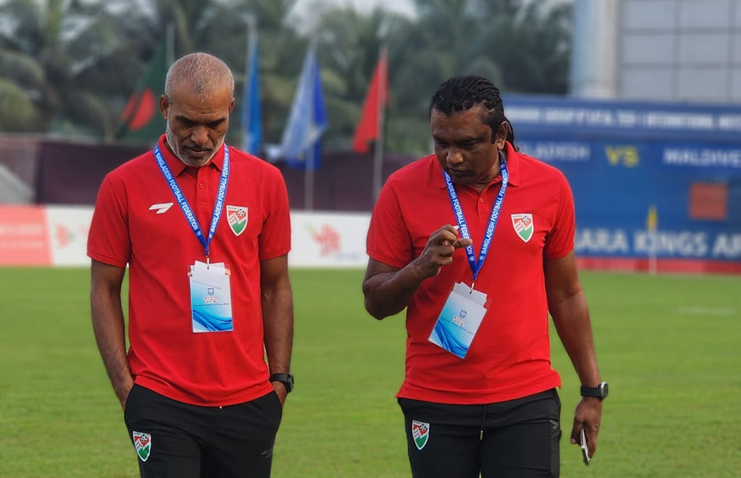 ސުޒޭން އާއި އޭނާގެ އެސިސްޓްންޓް ކޯޗު ސުޒައިރު، ޝިލޯންގްގެ ދަނޑުގައި. --- ފޮޓޯ: އެފްއޭއެމް