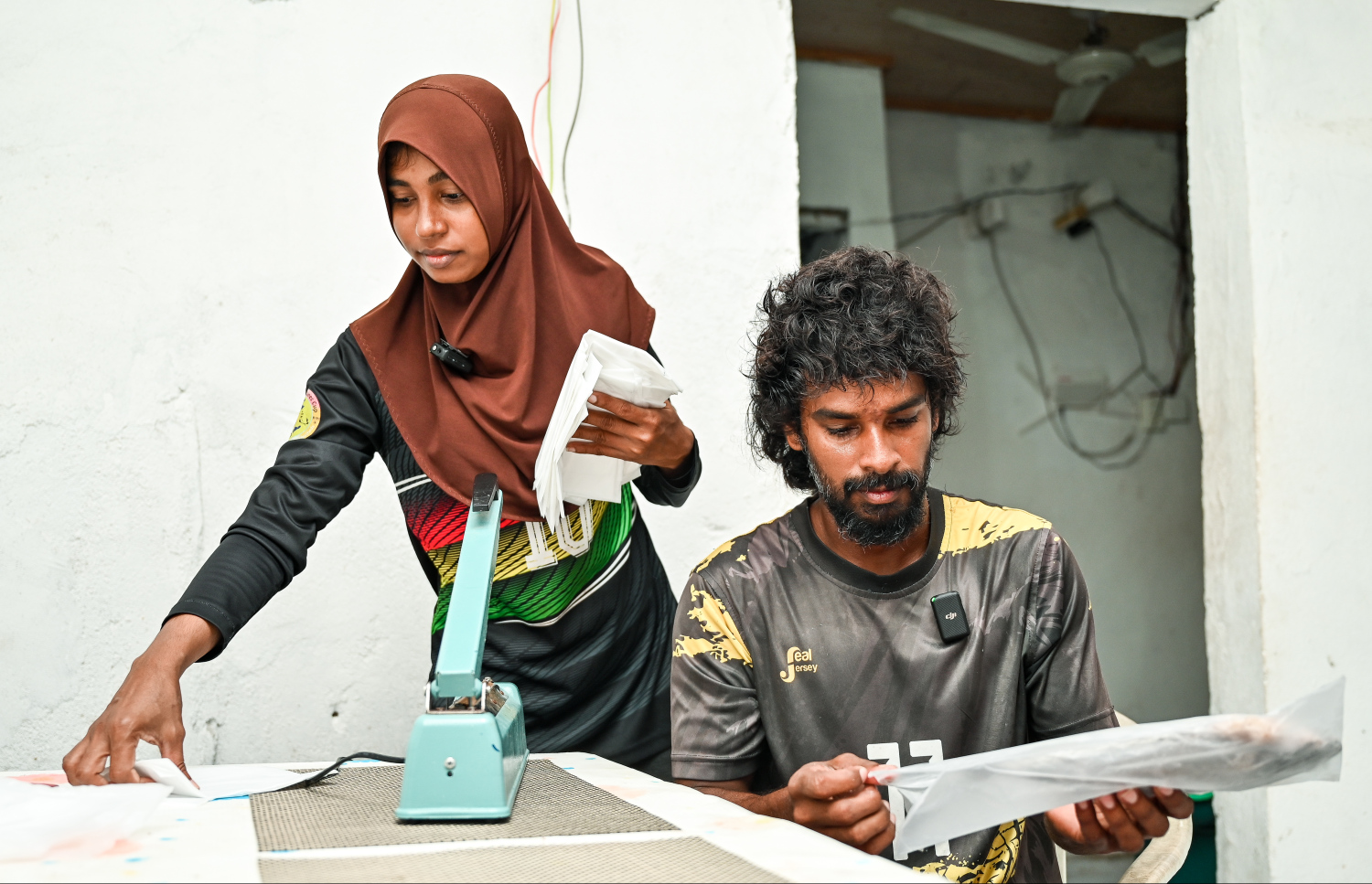 މަސް ޕެކް ކުރުމަށް ކޮތަޅު ހަދަނީ: އެ މަސައްކަތް ވެސް ކުރަނީ ދެމަފިރިން އެކުގައި -- ފޮޓޯ: ފަޔާޒް މޫސާ / މިހާރު