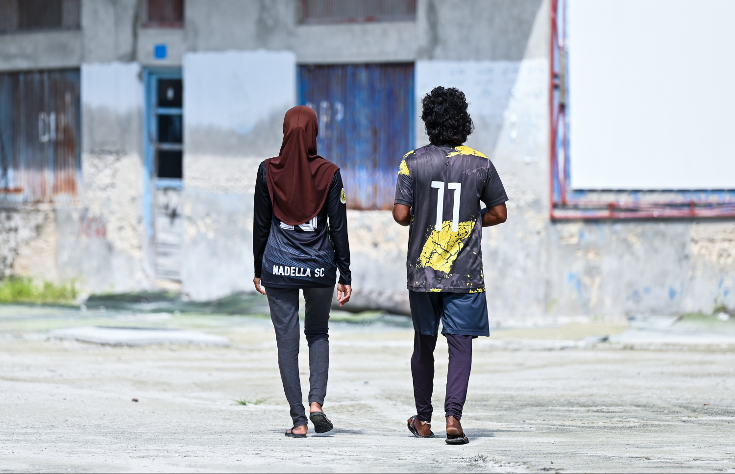 އިއްޒަތާއި ޝުހުރަތު ނަޑެއްލާގެ މަގުމަތީ ހިނގާފައި ދަނީ: އެ ދެމަފިރިން އަންނަނީ ރަށުގައި ވަރަށް ފުޅާކޮށް ފަރު މަހުގެ މަސްވެރިކަން ކުރަމުން.--- ފޮޓޯ: ފަޔާޒް މޫސާ| މިހާރު