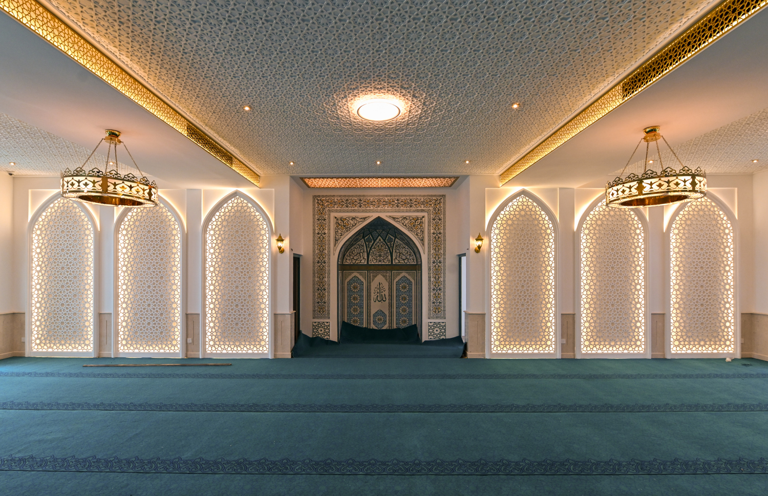 ބ. އޭދަފުށީ، ޑޭޒީވިލާ، މުހައްމަދު އަލީގެ ހަރަދުގައި އެ ރަށުގައި ބިނާކުރި މިސްކިތުގެ އެތެރެ: މި މިސްކިތް ބިނާކުރުމުގައި އަސްލަކަށް ބަލާފައި ވަނީ އޮމާން، އުޒްބަކިސްތާން، ދުބާއީ، ސައޫދީ އަރަބިއްޔާ އަދި ތުރުކީގެ މިސްކިތްތައް..-- ފޮޓޯ: ނިޝާން އަލީ \ މިހާރު