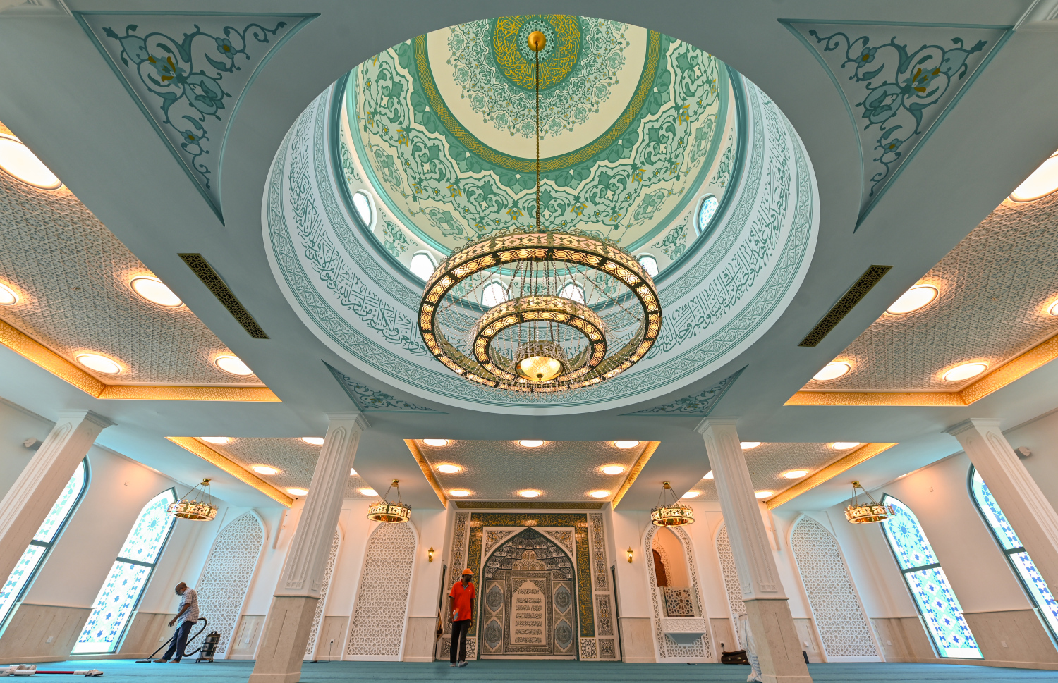 ބ. އޭދަފުށީ، ޑޭޒީވިލާ، މުހައްމަދު އަލީގެ ހަރަދުގައި އެ ރަށުގައި އިމާރާތްކުރި ރީތި މިސްކިތުގެ އެތެރެ: އޭދަފުށީގައި މިސްކިތެއް ބިނާކޮށްދެއްވުމަކީ އުމުރުން މިހާރު 91 އަހަރުގެ މުހައްމަދު އަލީ އެންމެ ބޮޑަށް ބޭނުންވި ކަންތައް.---ފޮޓޯ: ނިޝާން އަލީ| މިހާރު