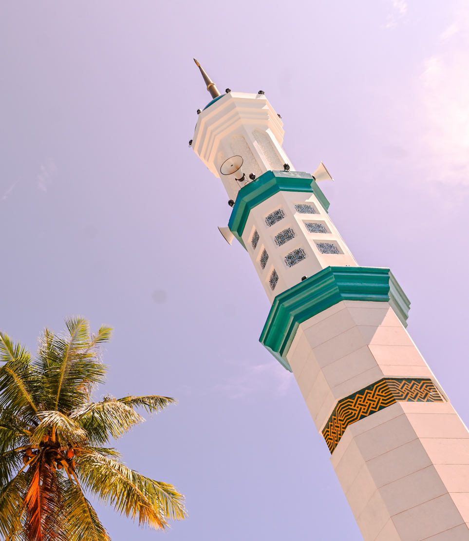 އޭދަފުށީގައި ވަރަށް ފުޅާކޮށް ކުރިން ވިޔަފާރި ކުރެއްވި އަދި އެ ރަށުގެ ގިނަ ބައެއްގެ ލޯބި ހޯއްދަވާފައިވާ ޑޭޒީވިލާ މުހައްމަދު އަލީ އިމާރާތް ކޮށްދެއްވި މިސްކިތުގެ މުންނާރަ: މުޅި ރާއްޖެ އަށް މި މިސްކިތުގެ ރީތިކަން ވަނީ މަޝްހޫރު ވެފައި.---ފޮޓޯ: ނިޝާން އަލީ| މިހާރު