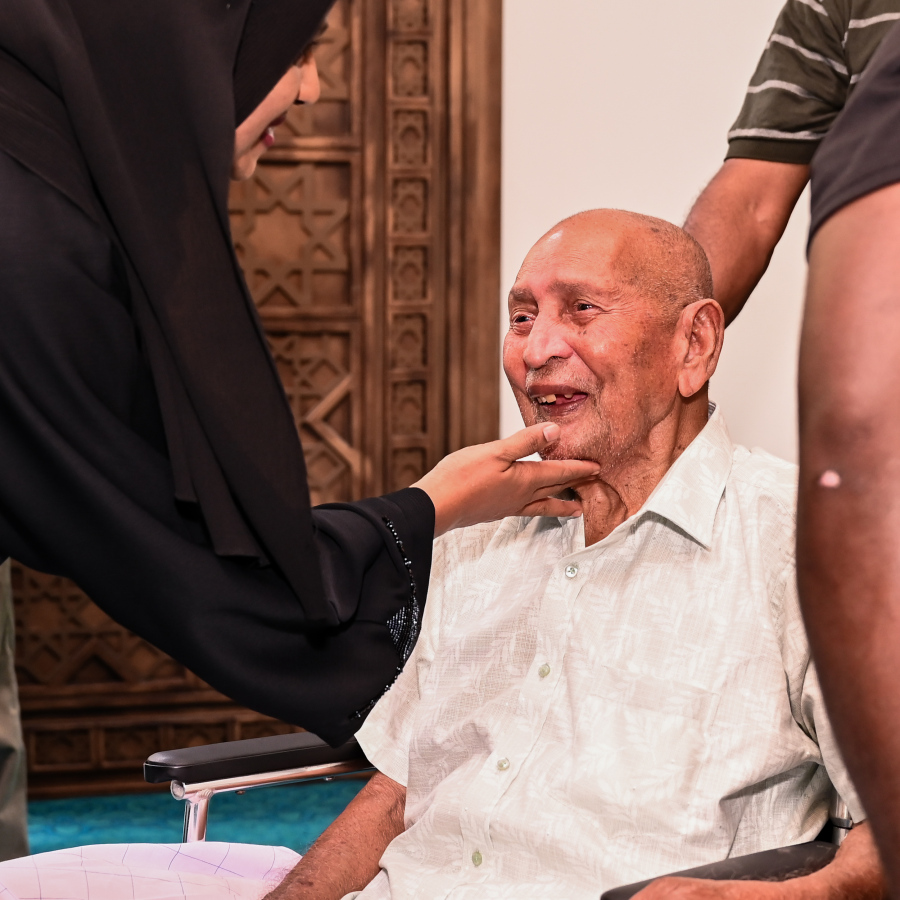 އޭދަފުށީގެ ލޭންޑްމާކަކަށް މިއަދު ވެފައިވާ މިސްކިތުގެ ބާނީ އެ ރަށު ޑޭޒީވިލާ މުހައްމަދު އަލީ، އެ މިސްކިތް ހުޅުވަން މިއަދު ހަވީރު ބޭއްވި ރަސްމިއްޔާތުގައި ބައިވެރިވެވަޑައިގަންނަވަނީ: މިހާރު އުމުރުން 91 އަހަރު ވެފައިވާ މުހައްމަދު އަލީ އެންމެ ބޮޑަށް ބޭނުންވި ކަންތައް ހަގީގަތަކަށް ވީ އޭނާގެ ބޭފުޅުންގެ ވަރަށް ބޮޑު އެހީތެރިކަމަކާ އެކު.---ފޮޓޯ: ނިޝާން އަލީ| މިހާރު