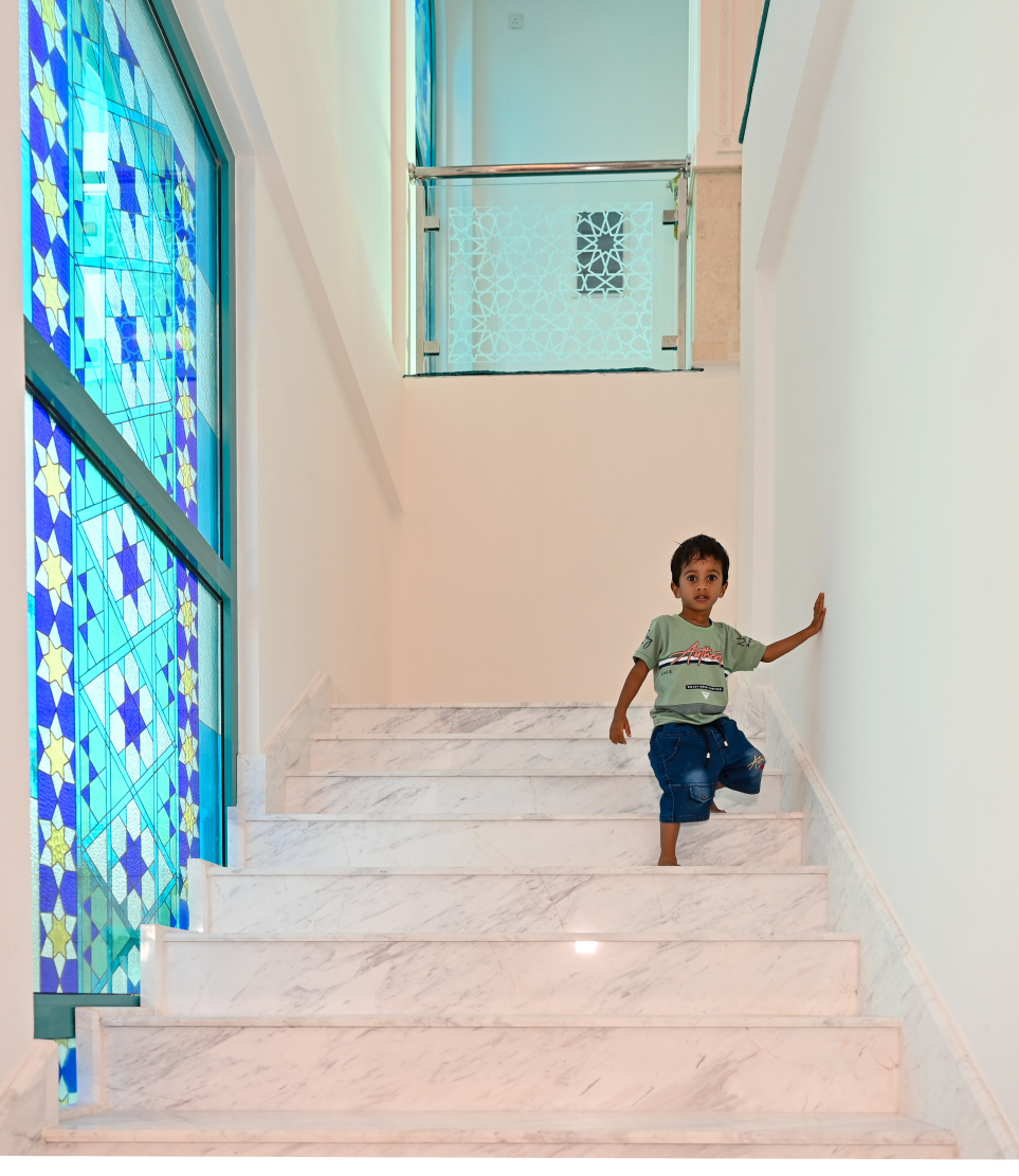 އޭދަފުށީ، ޑޭޒީވިލާ، މުހައްމަދު އަލީގެ ހަރަދުގައި އެ ރަށުގައި ބިނާކުރި މިސްކިތުގެ ސިޑިމަތީގައި ކުޑައްކުއްޖަކު މަޑުކޮށްލައިގެން: މިއީ އޭދަފުށީގައި މިހާރު ހުރި އެންމެ ރީތި ބިނާ.--- ފޮޓޯ: ނިޝާން އަލީ| މިހާރު