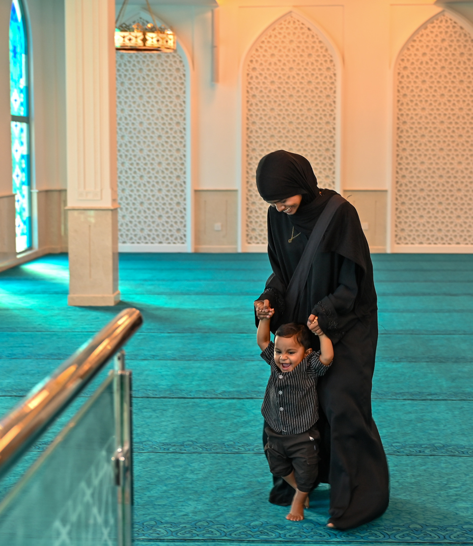 އޭދަފުށީ، ޑޭޒީވިލާ، މުހައްމަދު އަލީގެ ހަރަދުގައި އެ ރަށުގައި ބިނާކުރި މިސްކިތުގެ ސިޑިމަތީގައި ކުޑައްކުއްޖަކު ގޮވައިގެން މަޑުކޮށްލައިގެން: މިއީ އޭދަފުށީގައި މިހާރު ހުރި އެންމެ ރީތި ބިނާ.--- ފޮޓޯ: ނިޝާން އަލީ| މިހާރު