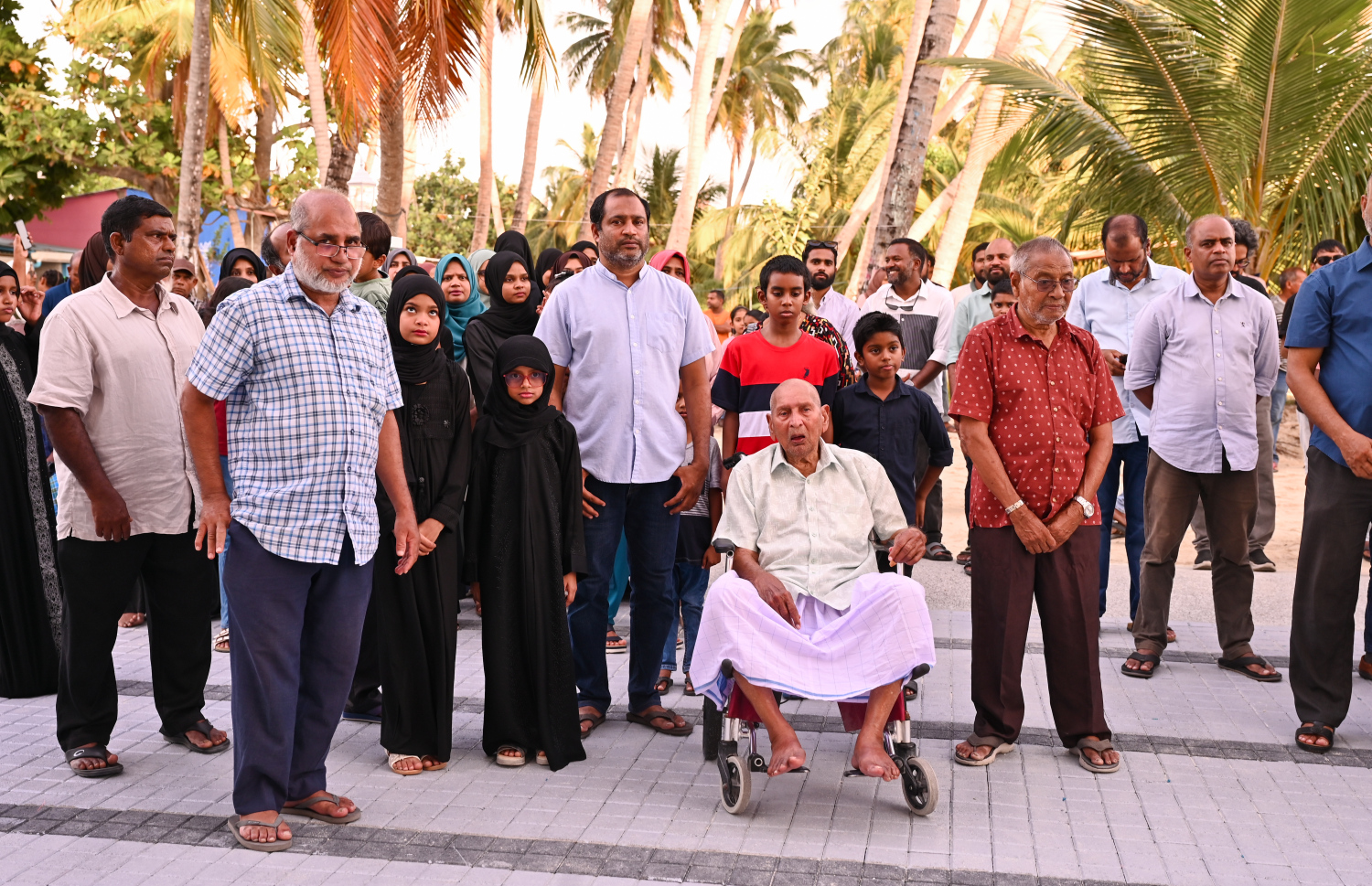 އޭދަފުށީ، ޑޭޒީވިލާ، މުހައްމަދު އަލީގެ ހަރަދުގައި އެ ރަށުގައި ބިނާކުރި މިސްކިތް ހުޅުވުމަށް މިއަދު ހަވީރު ބޭއްވި ރަސްމިއްޔާތުގައި މުހައްމަދު އަލީ އާއި އޭނާގެ އާއިލާގެ ބައެއް މެމްބަރުން ބައިވެރިވަނީ.---ފޮޓޯ: ނިޝާން އަލީ \ މިހާރު