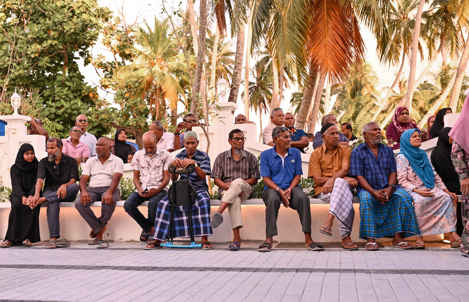 އޭދަފުށީ، ޑޭޒީވިލާ، މުހައްމަދު އަލީގެ ހަރަދުގައި އެ ރަށުގައި ބިނާކުރި މިސްކިތް ހުޅުވުމަށް މިއަދު ހަވީރު ބޭއްވި ރަސްމިއްޔާތުގައި ބައިވެރިވި ބައެއް މީހުން.--- ފޮޓޯ: ނިޝާން އަލީ| މިހާރު