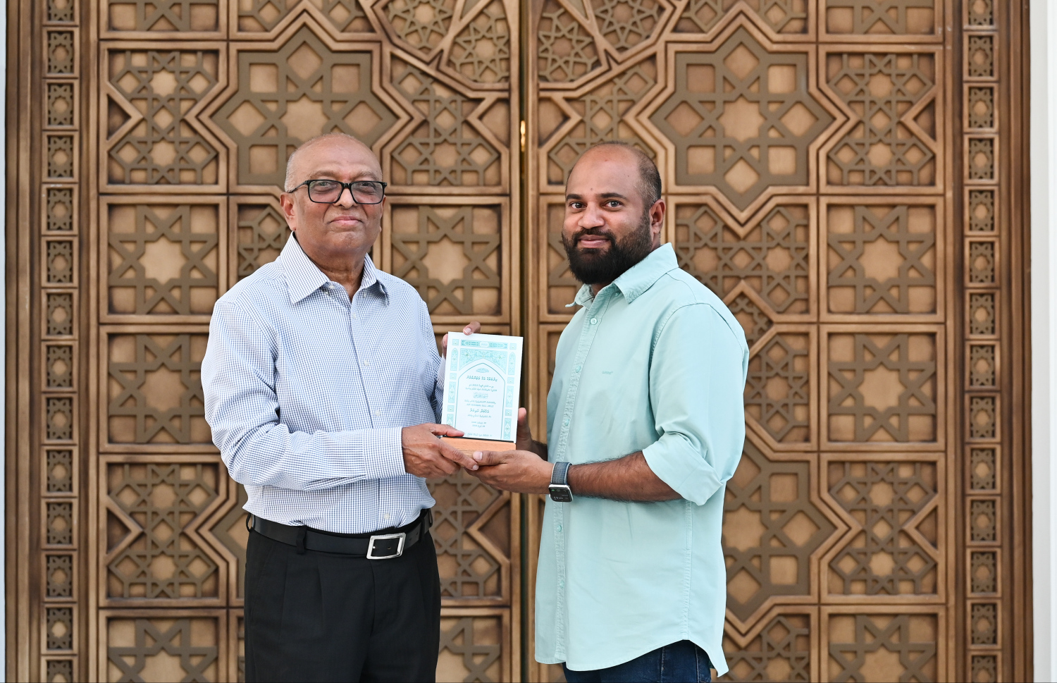 އޭދަފުށީ، ޑޭޒީވިލާ، މުހައްމަދު އަލީގެ ހަރަދުގައި އެ ރަށުގައި އިމާރާތްކުރި މިސްކިތް ރަސްމީކޮށް ހުޅުއްވައި ދެއްވި، ވިލާ ކޮލެޖުގެ ރެކްޓަރު ޑރ އަންވަރަށް، މުހައްމަދު އަލީގެ އާއިލާގެ ފަރާތުން މުބާހު (ކ) ހަނދާނީ ފިލައެއް ދެއްވަނީ.---ފޮޓޯ: ނިޝާން އަލީ| މިހާރު