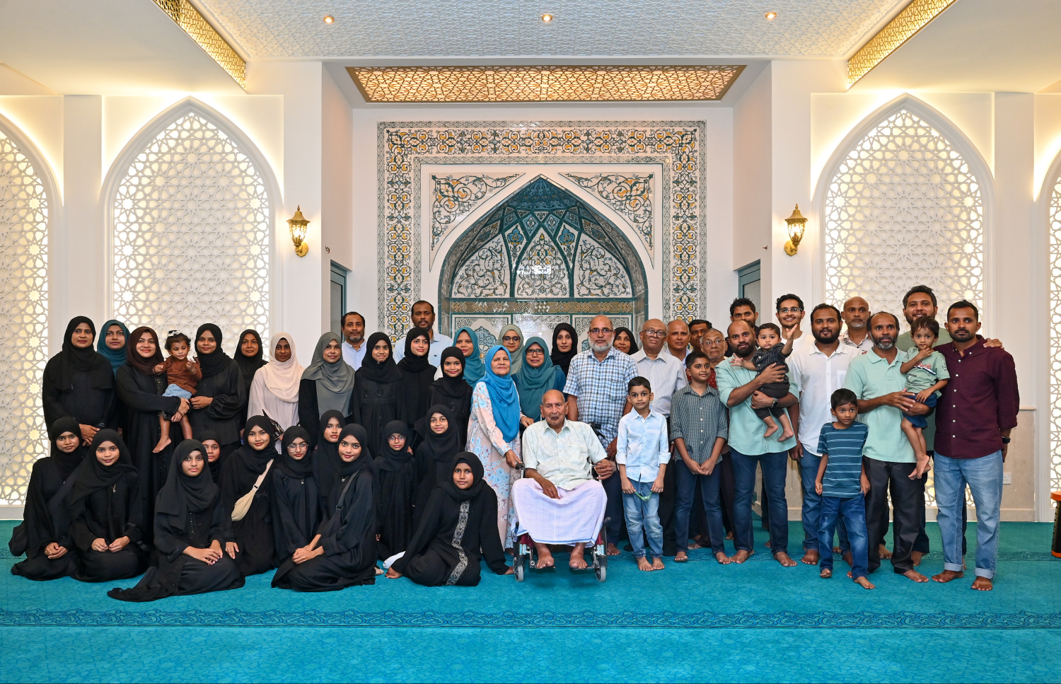 އޭދަފުށީ، ޑޭޒީވިލާ، މުހައްމަދު އަލީގެ ހަރަދުގައި އެ ރަށުގައި ބިނާކުރި މިސްކިތް ހުޅުވުމަށް މިއަދު ހަވީރު ބޭއްވި ރަސްމިއްޔާތުގައި މުހައްމަދު އަލީ އާއި އޭނާގެ އާއިލާގެ ބައެއް މެމްބަރުން ފޮޓޯއަކަށް ހުއްޓިގެން.--- ފޮޓޯ: ނިޝާން އަލީ \ މިހާރު