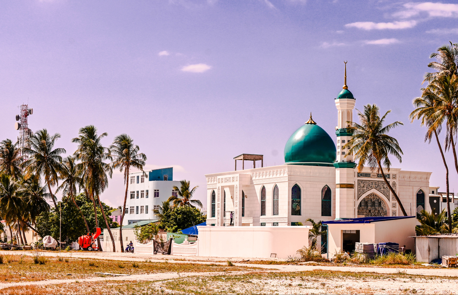 އޭދަފުށީގައި ވަރަށް ފުޅާކޮށް ކުރިން ވިޔަފާރި ކުރެއްވި އަދި އެ ރަށުގެ ގިނަ ބައެއްގެ ލޯބި ހޯއްދަވާފައިވާ ޑޭޒީވިލާ މުހައްމަދު އަލީ އިމާރާތް ކޮށްދެއްވި މިސްކިތް ބޭރުން ފެންނަ ގޮތް: މުޅި ރާއްޖެ އަށް މި މިސްކިތުގެ ރީތިކަން ވަނީ މަޝްހޫރު ވެފައި.---ފޮޓޯ: ނިޝާން އަލީ| މިހާރު