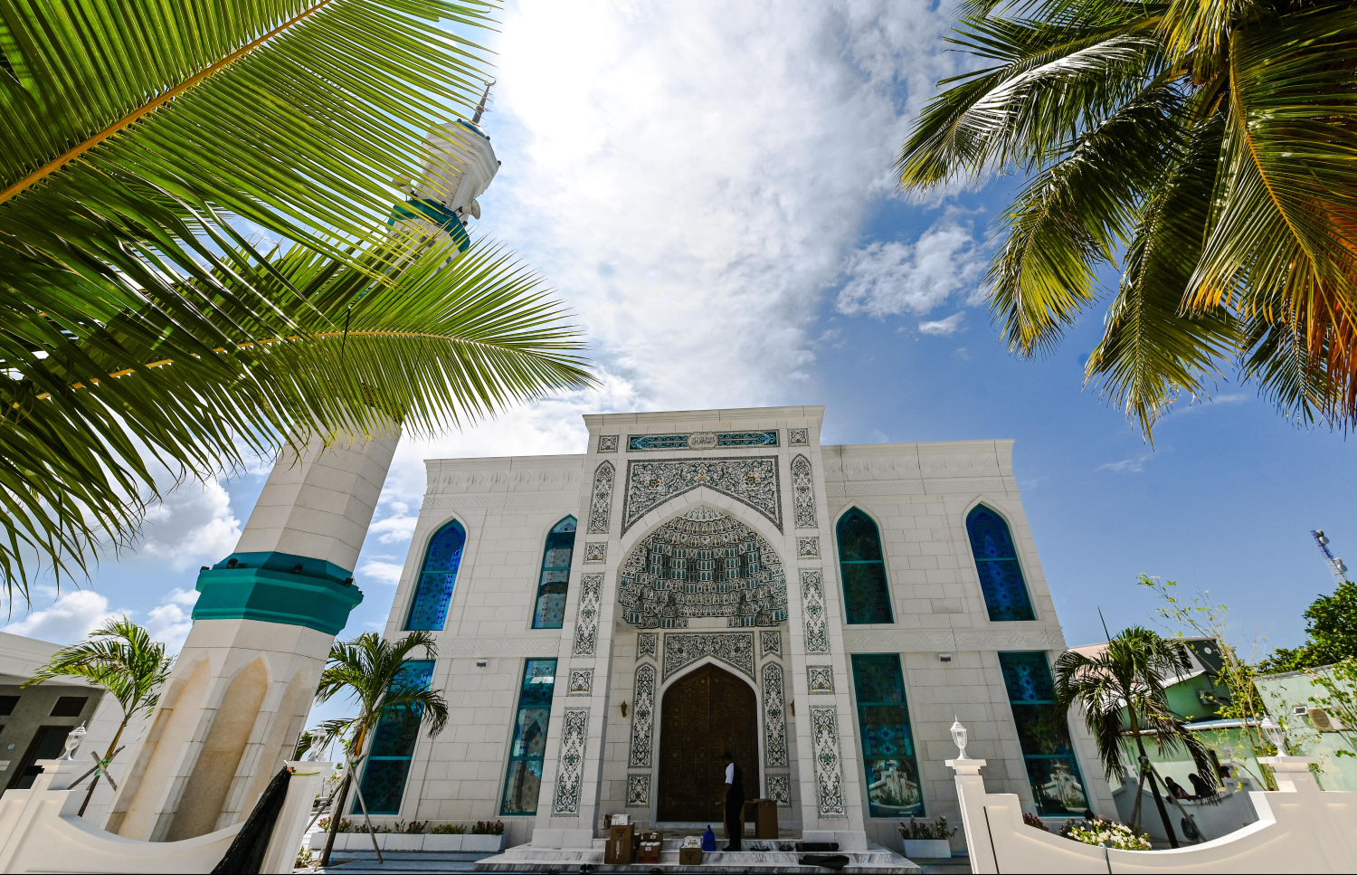 އޭދަފުށީގައި ވަރަށް ފުޅާކޮށް ކުރިން ވިޔަފާރި ކުރެއްވި އަދި އެ ރަށުގެ ގިނަ ބައެއްގެ ލޯބި ހޯއްދަވާފައިވާ ޑޭޒީވިލާ މުހައްމަދު އަލީ އިމާރާތް ކޮށްދެއްވި މިސްކިތް ބޭރުން ފެންނަ ގޮތް: މުޅި ރާއްޖެ އަށް މި މިސްކިތުގެ ރީތިކަން ވަނީ މަޝްހޫރު ވެފައި.---ފޮޓޯ: ނިޝާން އަލީ| މިހާރު